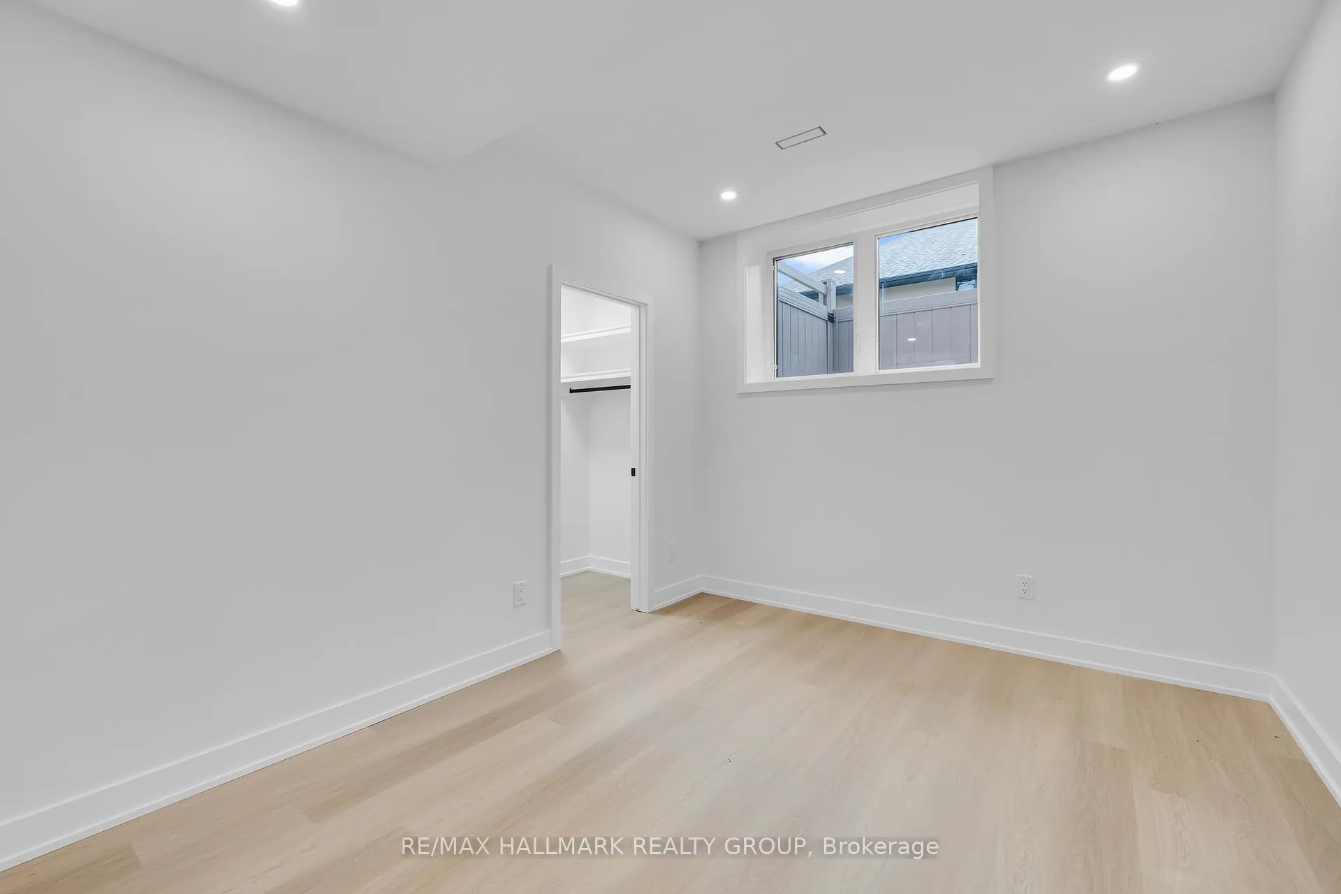Photo 36 of 479 Wentworth Avenue E, Ottawa, Woodroffe — HOMEH
