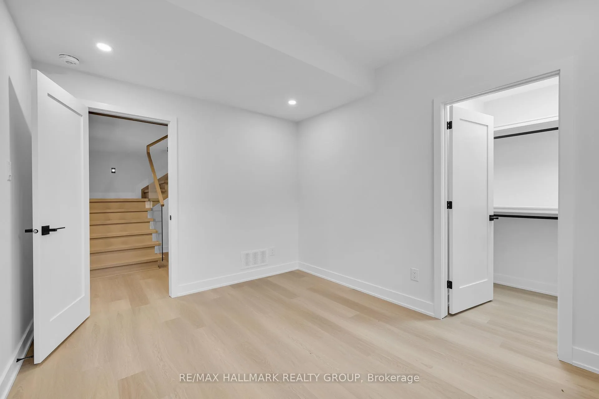 Photo 37 of 479 Wentworth Avenue E, Ottawa, Woodroffe — HOMEH