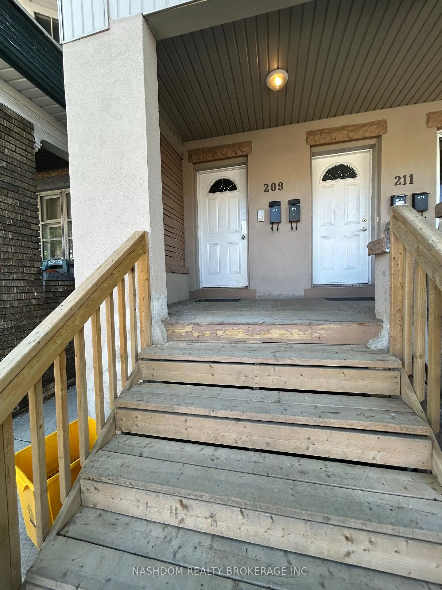 Photo 2 of Unit 3, 209 Balsam Avenue S, Hamilton, Blakeley — HOMEH