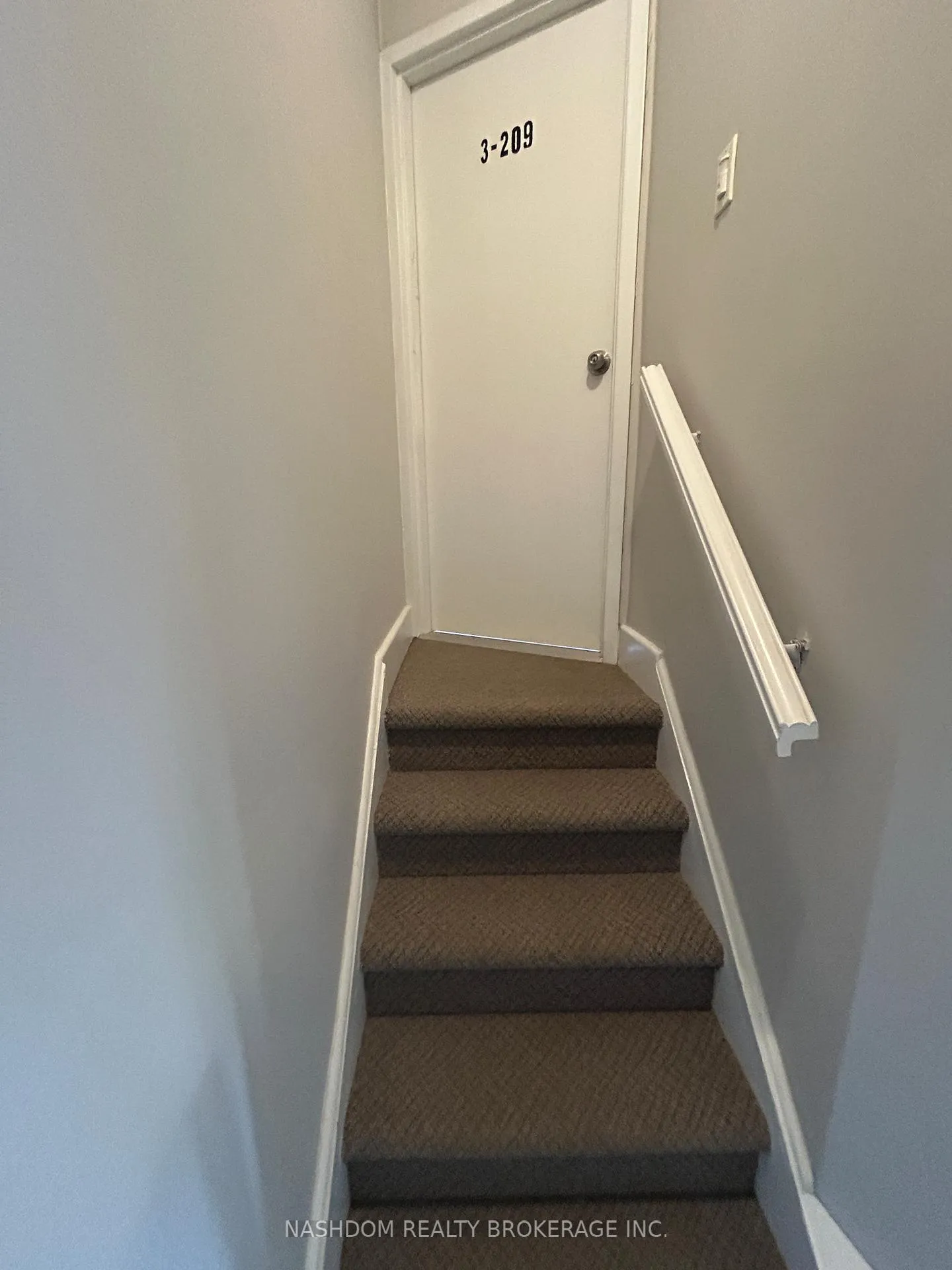 Photo 3 of Unit 3, 209 Balsam Avenue S, Hamilton, Blakeley — HOMEH