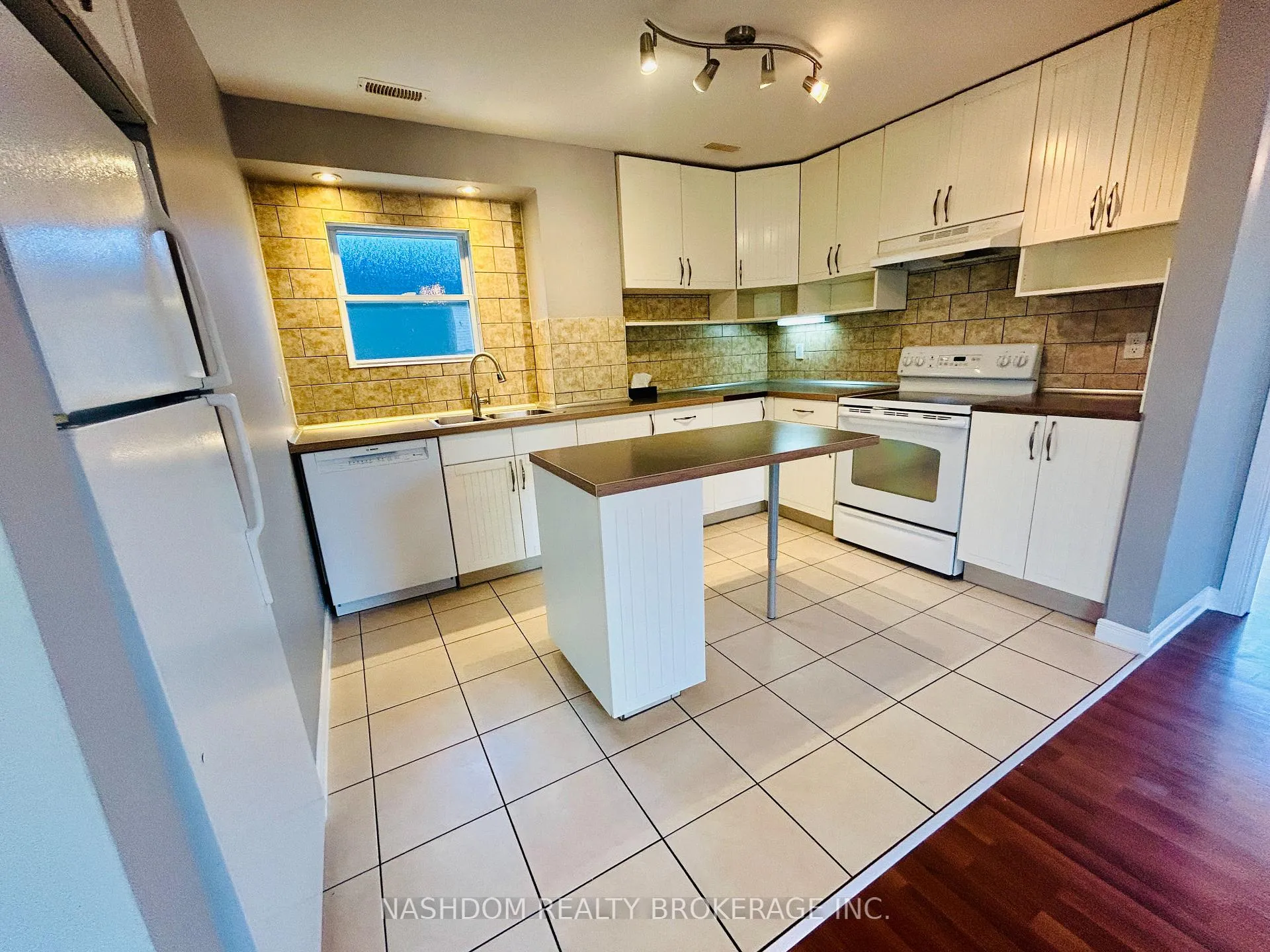 Photo 7 of Unit 3, 209 Balsam Avenue S, Hamilton, Blakeley — HOMEH