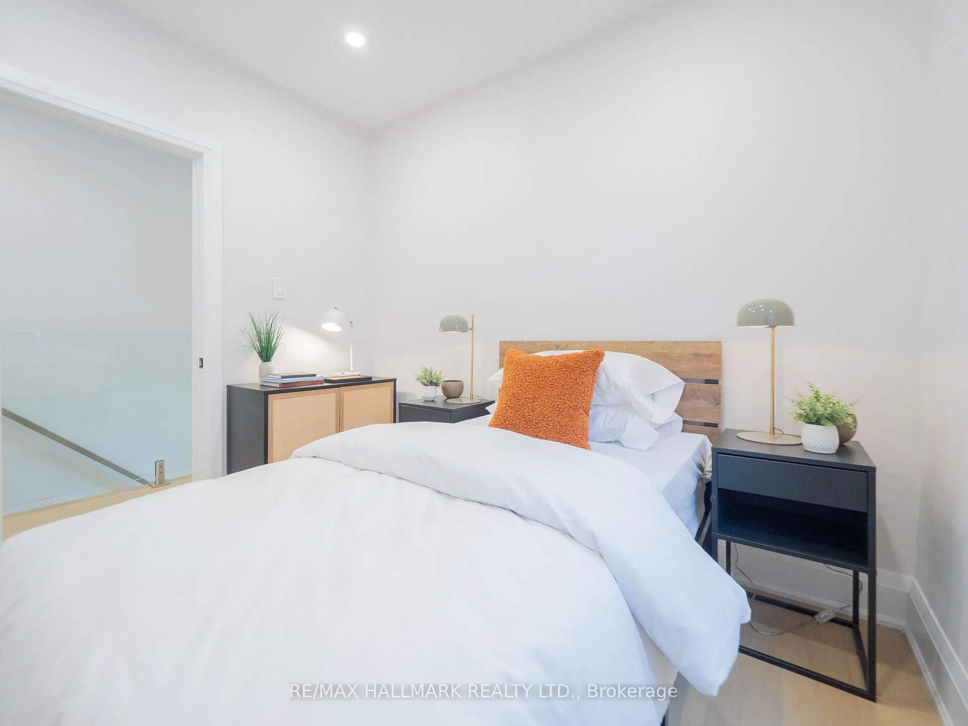 Photo 21 of 18 Millbrook Crescent, Toronto, North Riverdale — HOMEH