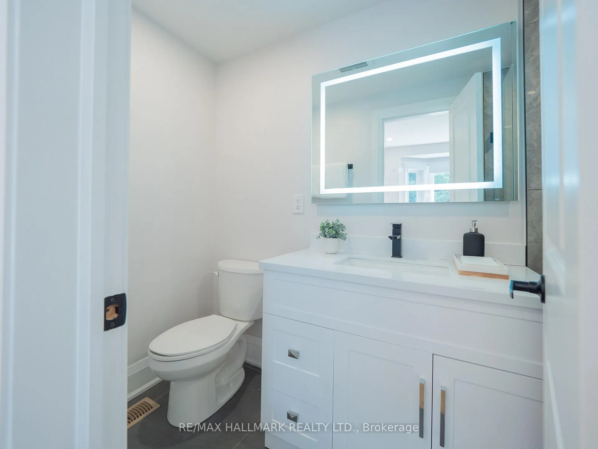 Photo 22 of 18 Millbrook Crescent, Toronto, North Riverdale — HOMEH