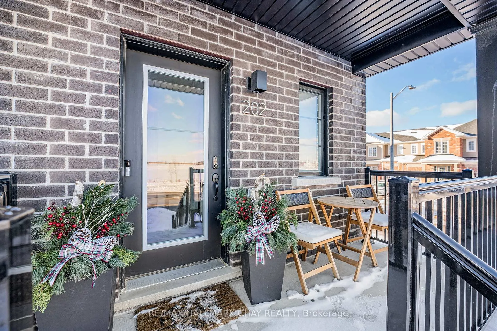 Photo 2 of 202 Prince William Way, Barrie, Innis-Shore — HOMEH