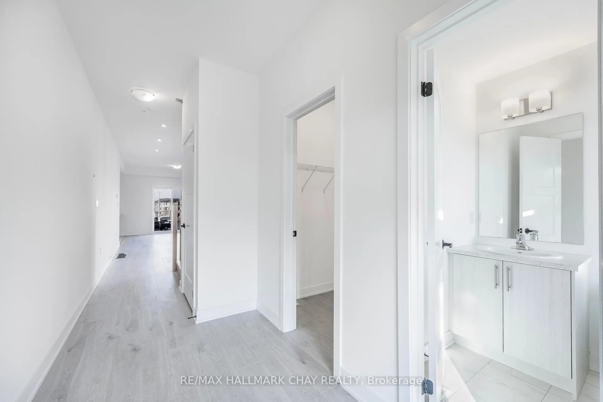 Photo 3 of 202 Prince William Way, Barrie, Innis-Shore — HOMEH