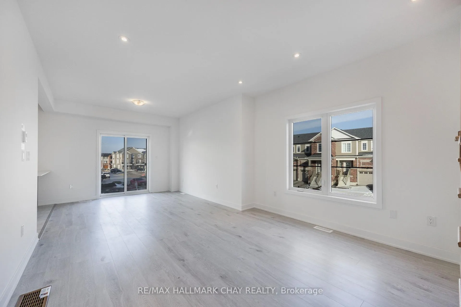 Photo 4 of 202 Prince William Way, Barrie, Innis-Shore — HOMEH