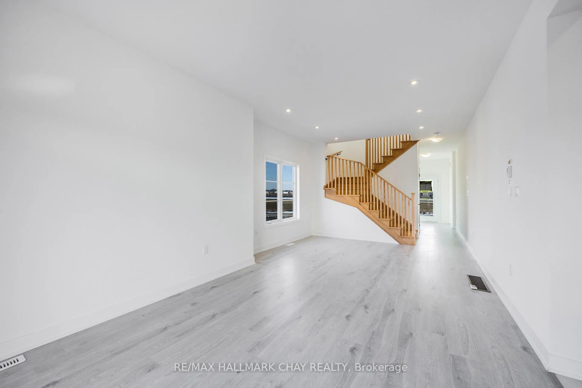 Photo 5 of 202 Prince William Way, Barrie, Innis-Shore — HOMEH