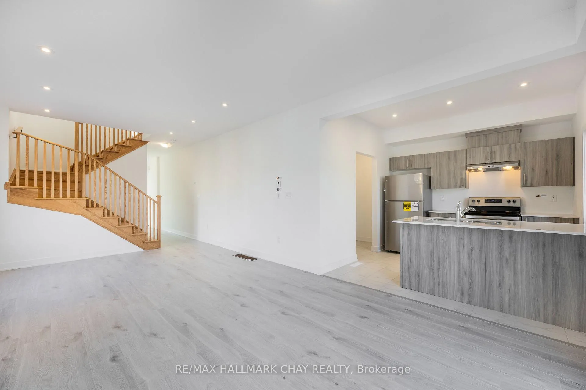 Photo 6 of 202 Prince William Way, Barrie, Innis-Shore — HOMEH