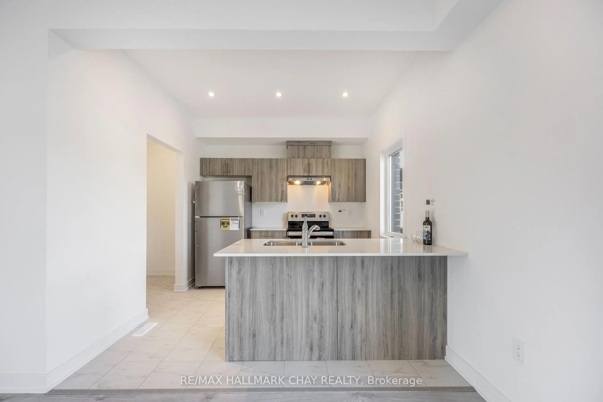 Photo 7 of 202 Prince William Way, Barrie, Innis-Shore — HOMEH