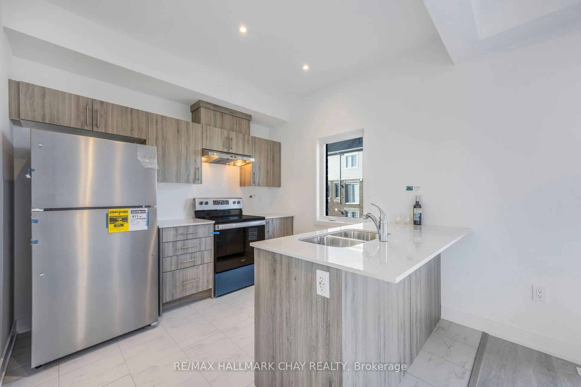 Photo 8 of 202 Prince William Way, Barrie, Innis-Shore — HOMEH