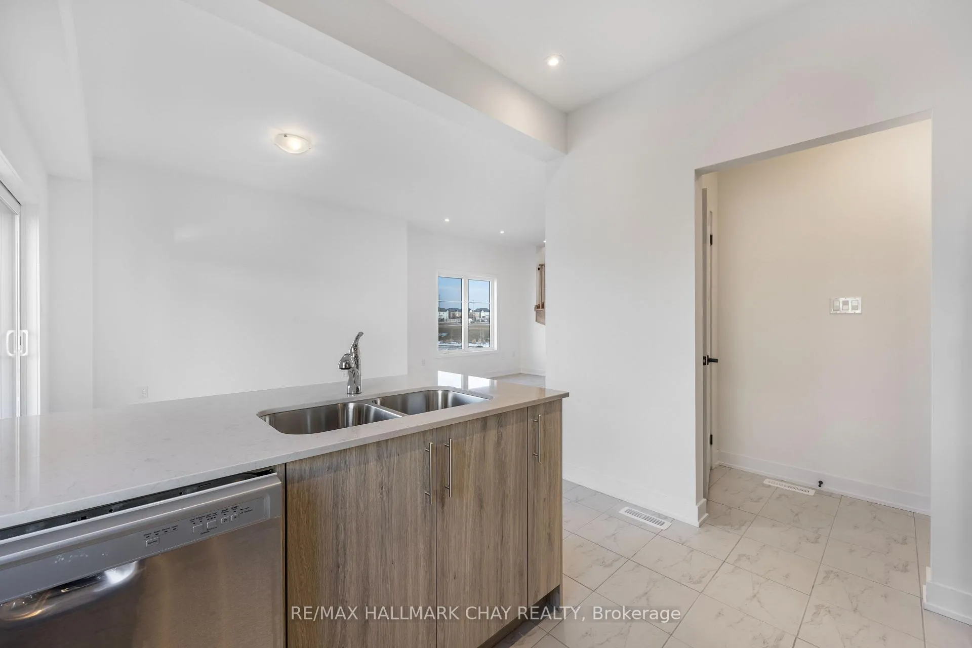 Photo 9 of 202 Prince William Way, Barrie, Innis-Shore — HOMEH