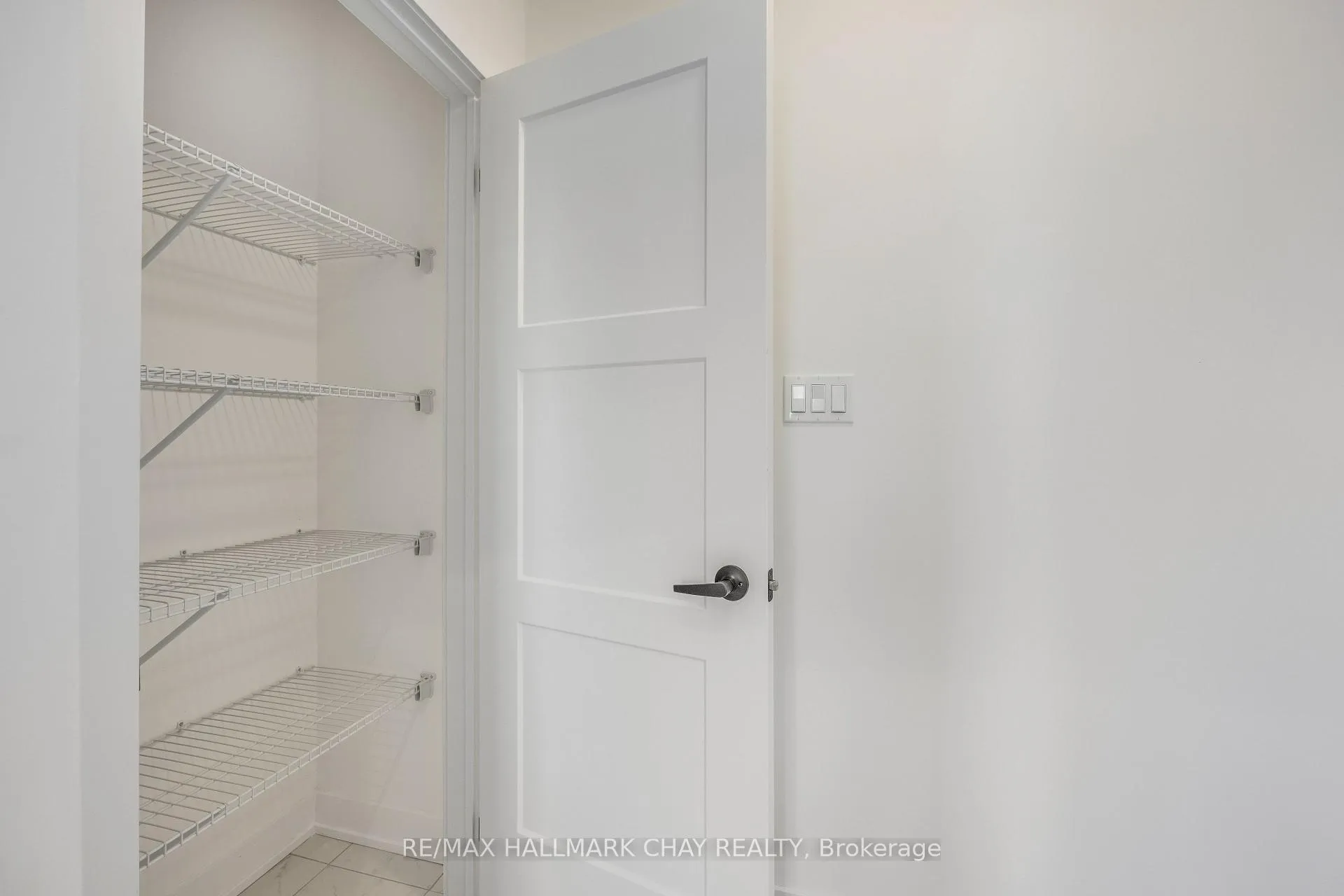 Photo 10 of 202 Prince William Way, Barrie, Innis-Shore — HOMEH