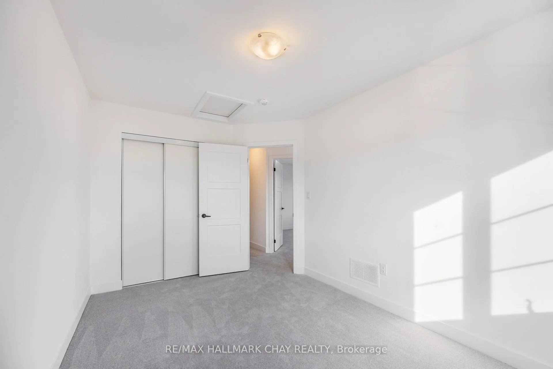 Photo 15 of 202 Prince William Way, Barrie, Innis-Shore — HOMEH