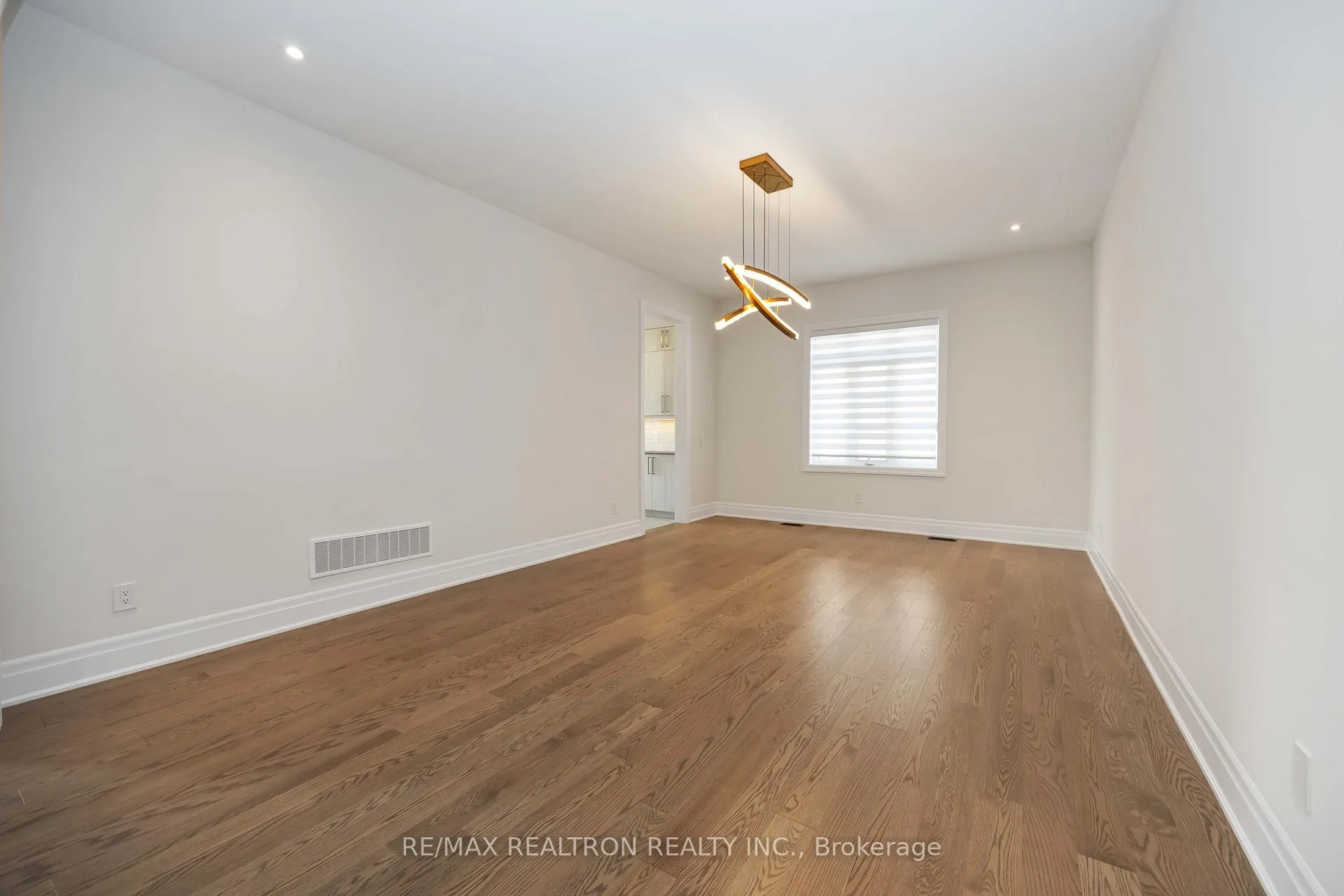 Photo 9 of 92 Sunny Acre Crescent, King, King City — HOMEH