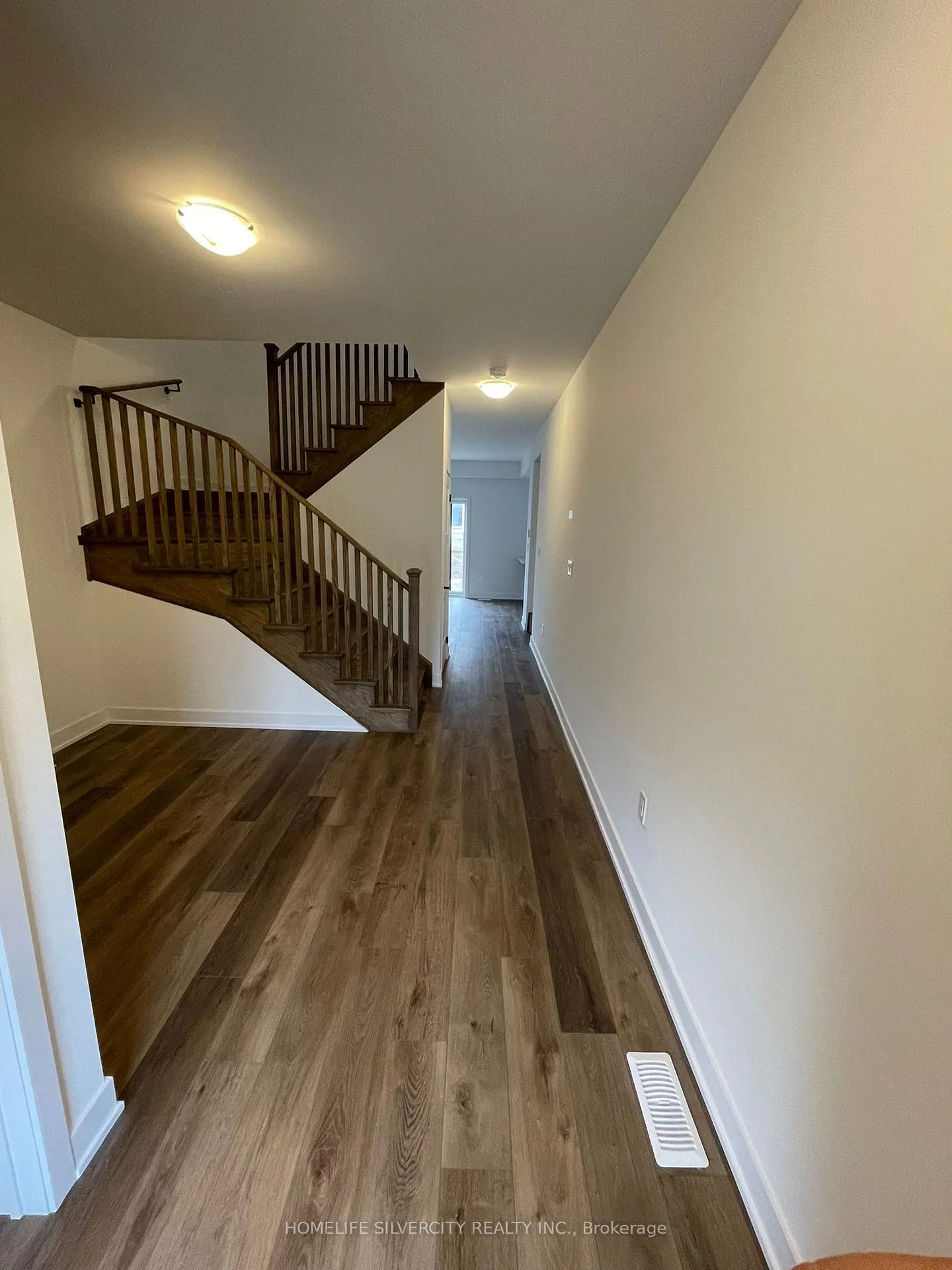 Photo 2 of 208 Prince William Way, Barrie, Rural Barrie Southwest — HOMEH