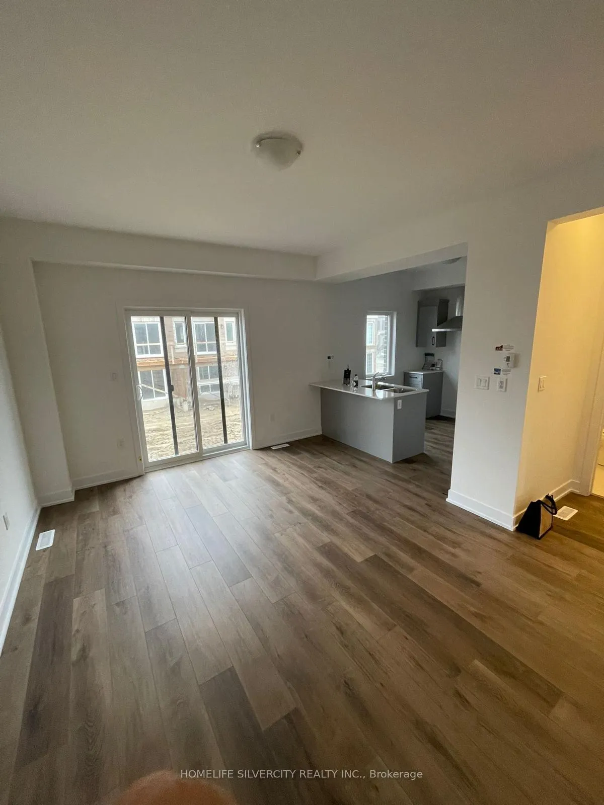 Photo 3 of 208 Prince William Way, Barrie, Rural Barrie Southwest — HOMEH