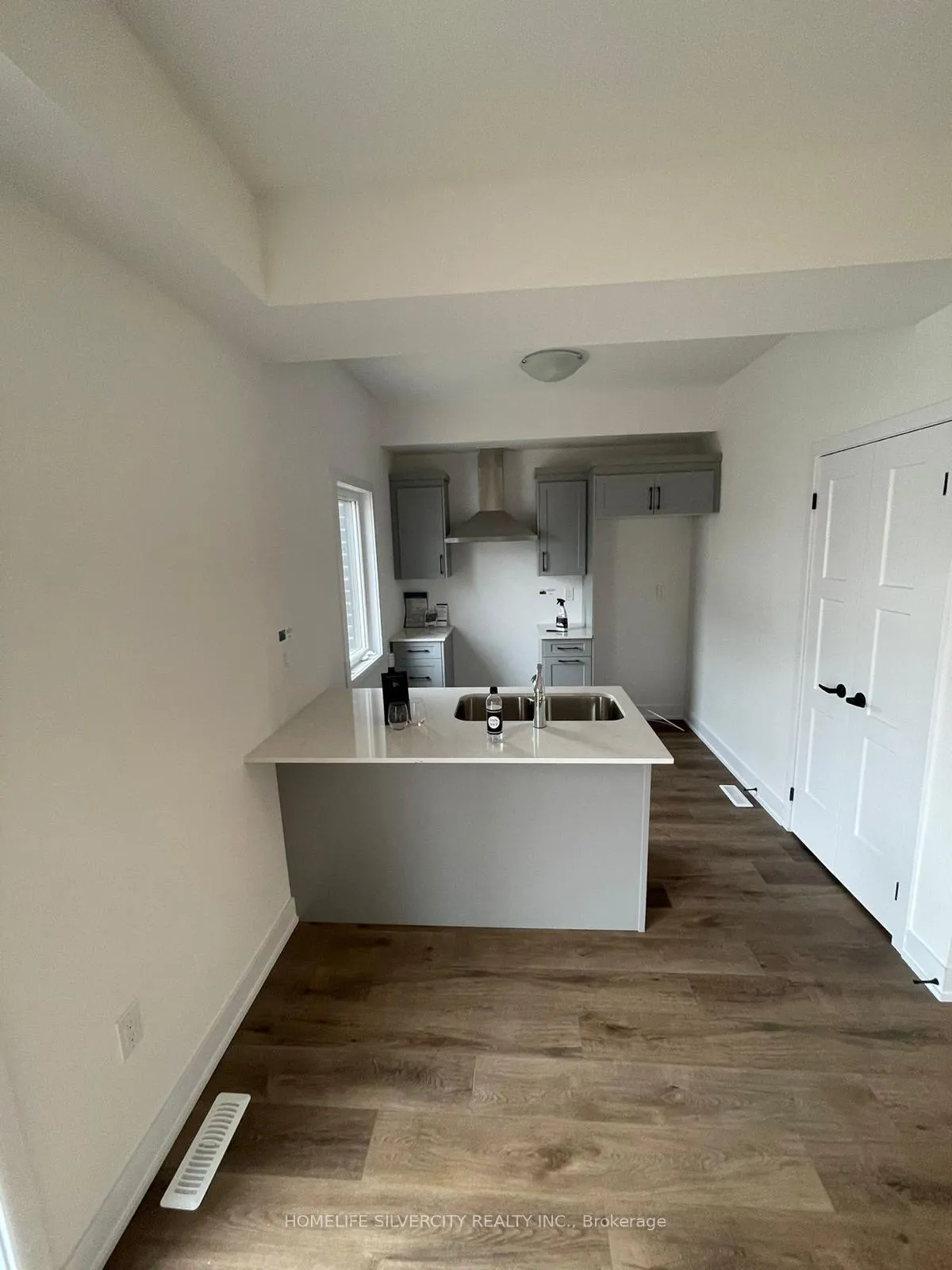 Photo 4 of 208 Prince William Way, Barrie, Rural Barrie Southwest — HOMEH