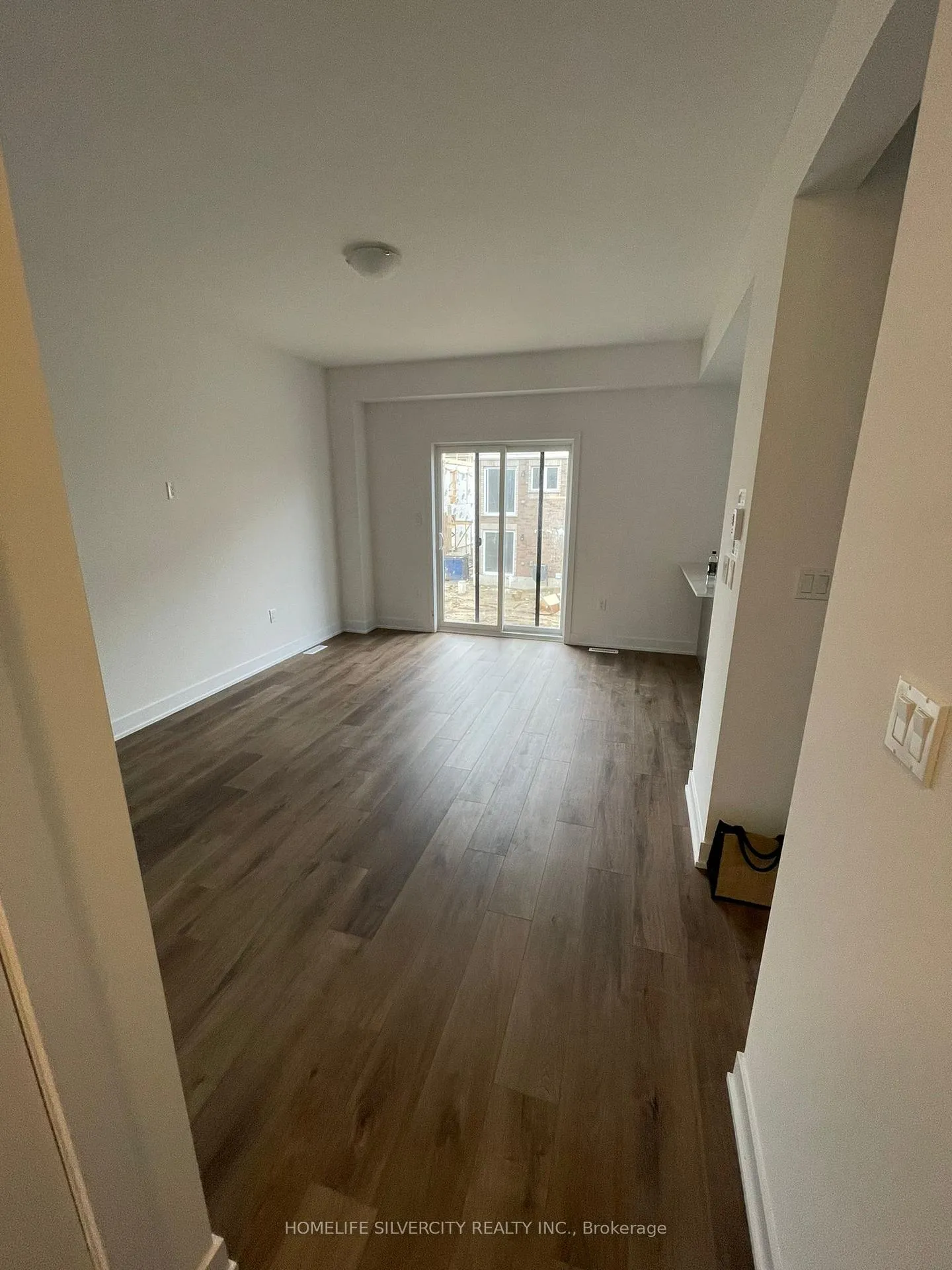 Photo 5 of 208 Prince William Way, Barrie, Rural Barrie Southwest — HOMEH