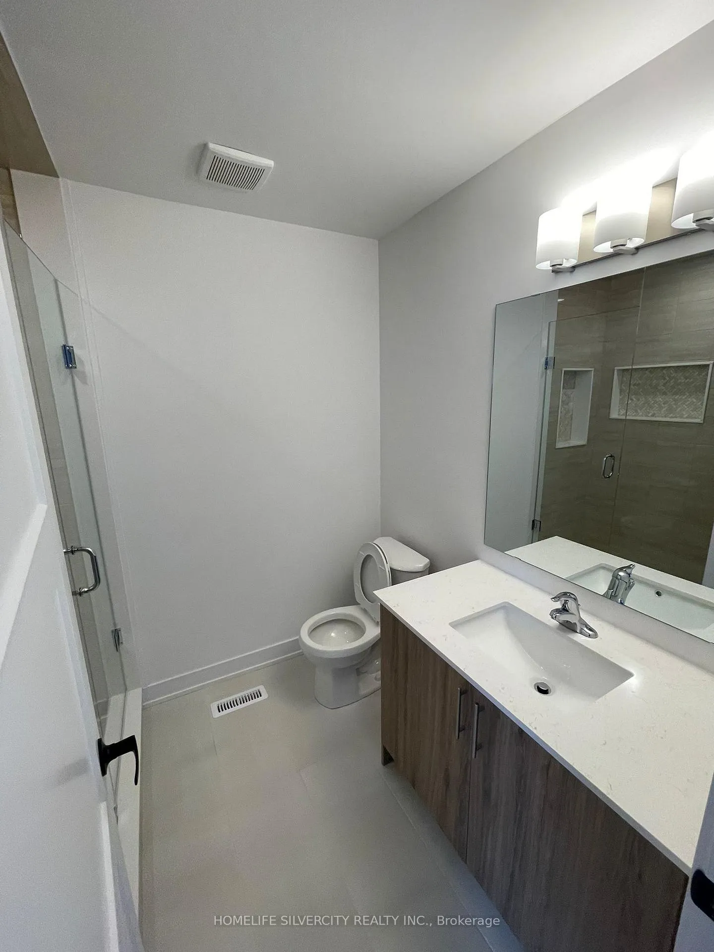 Photo 11 of 208 Prince William Way, Barrie, Rural Barrie Southwest — HOMEH