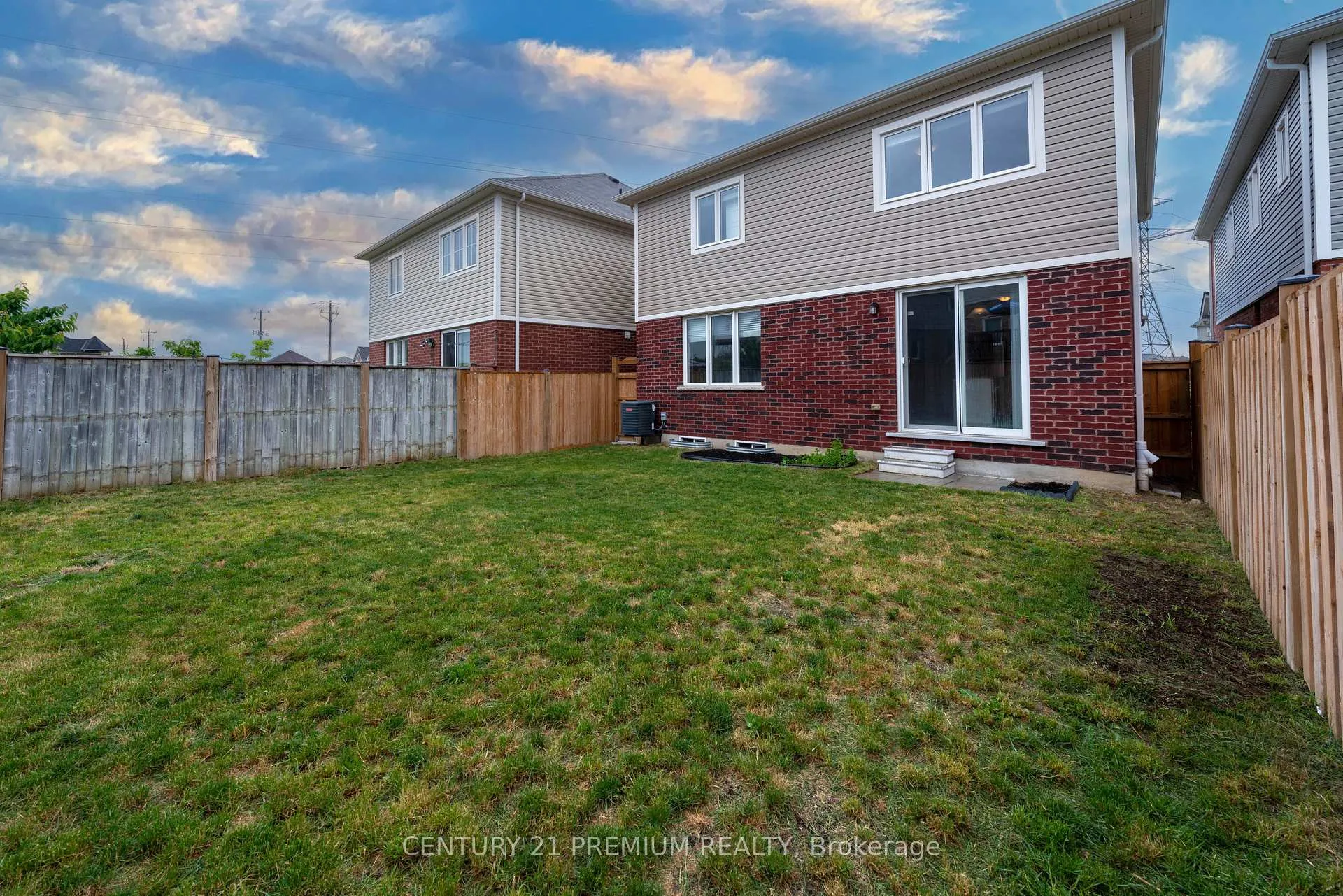 Photo 3 of 685 Doon South Drive, Kitchener — HOMEH