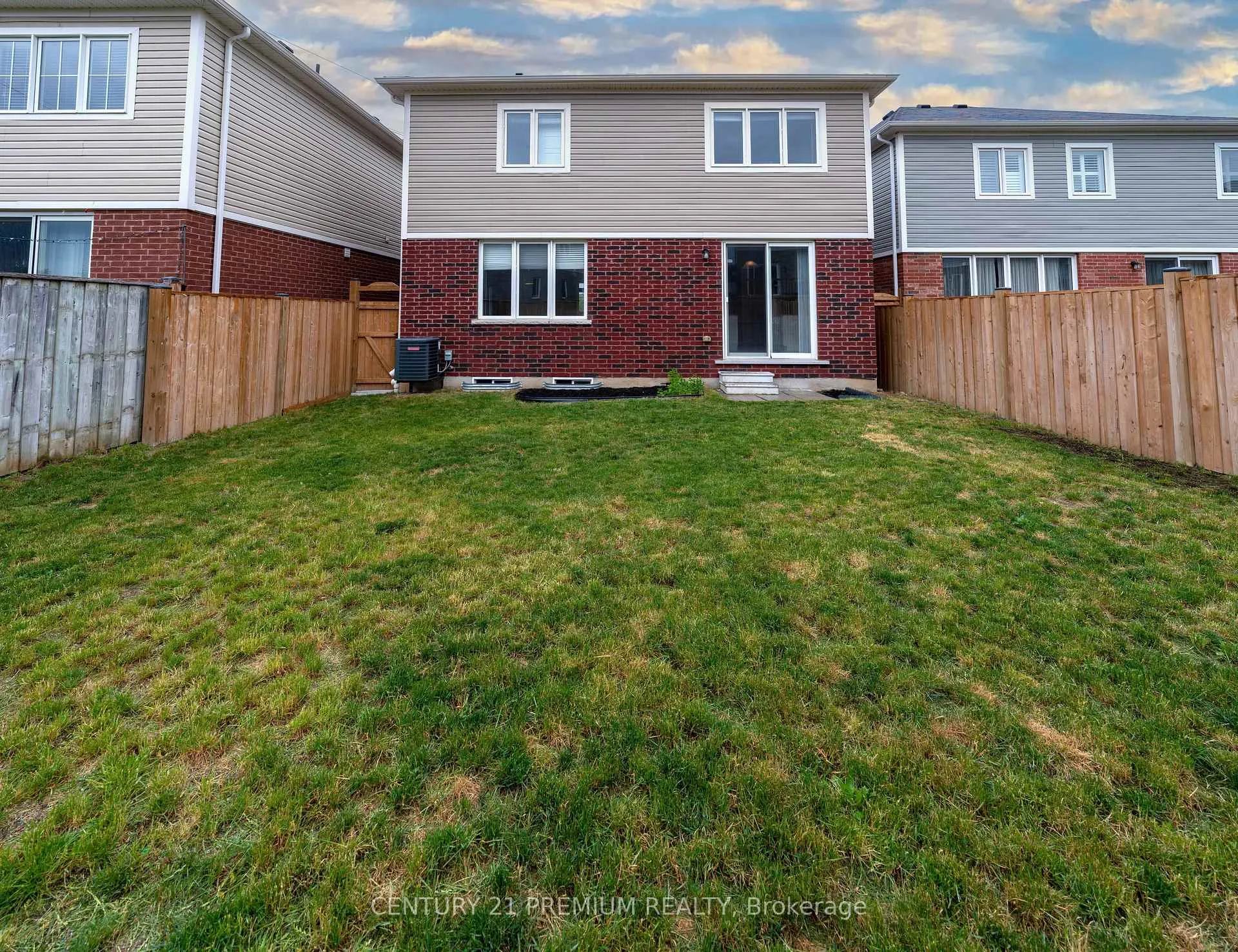 Photo 5 of 685 Doon South Drive, Kitchener — HOMEH
