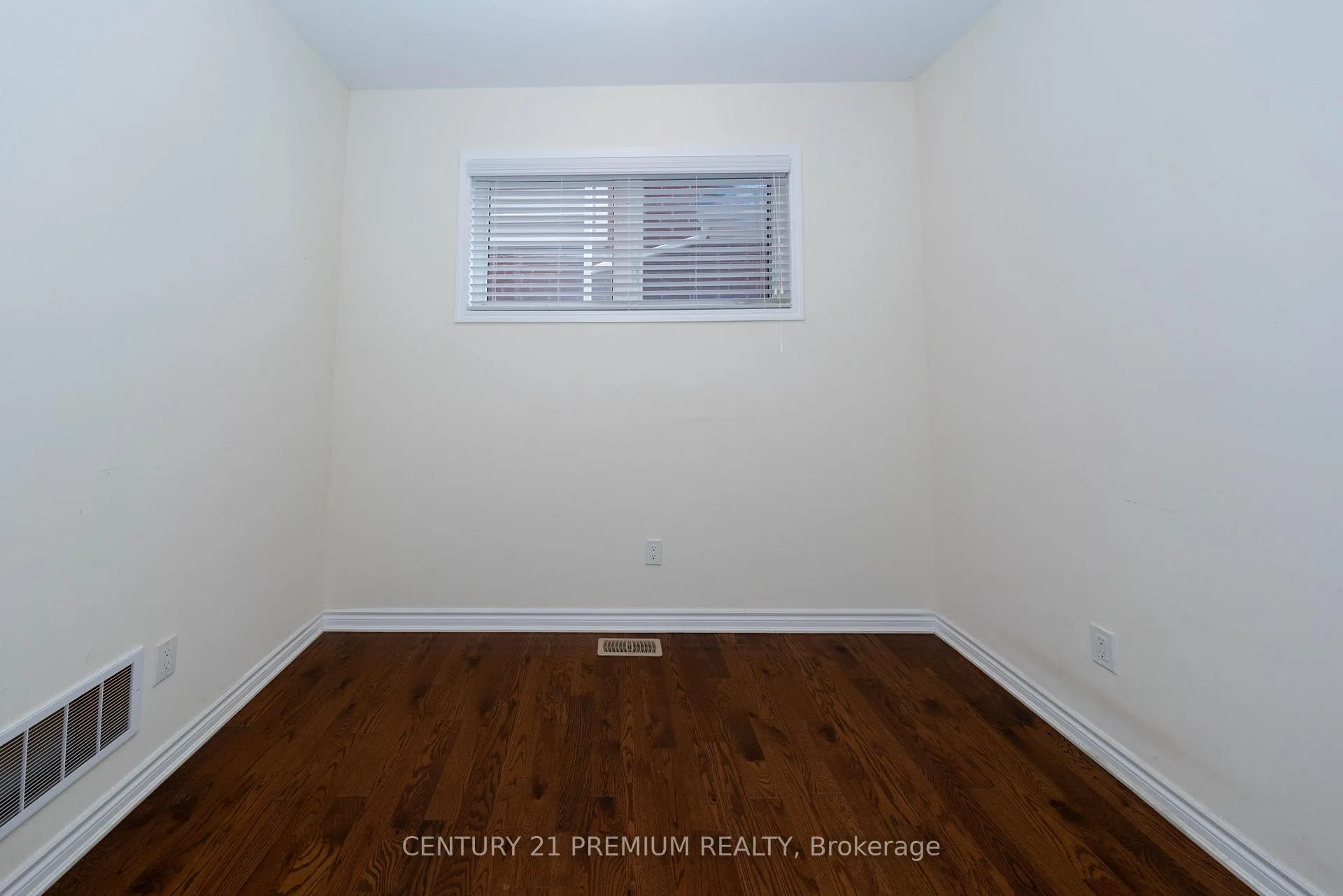 Photo 11 of 685 Doon South Drive, Kitchener — HOMEH