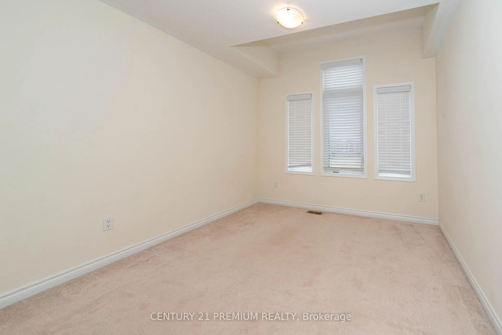 Photo 12 of 685 Doon South Drive, Kitchener — HOMEH