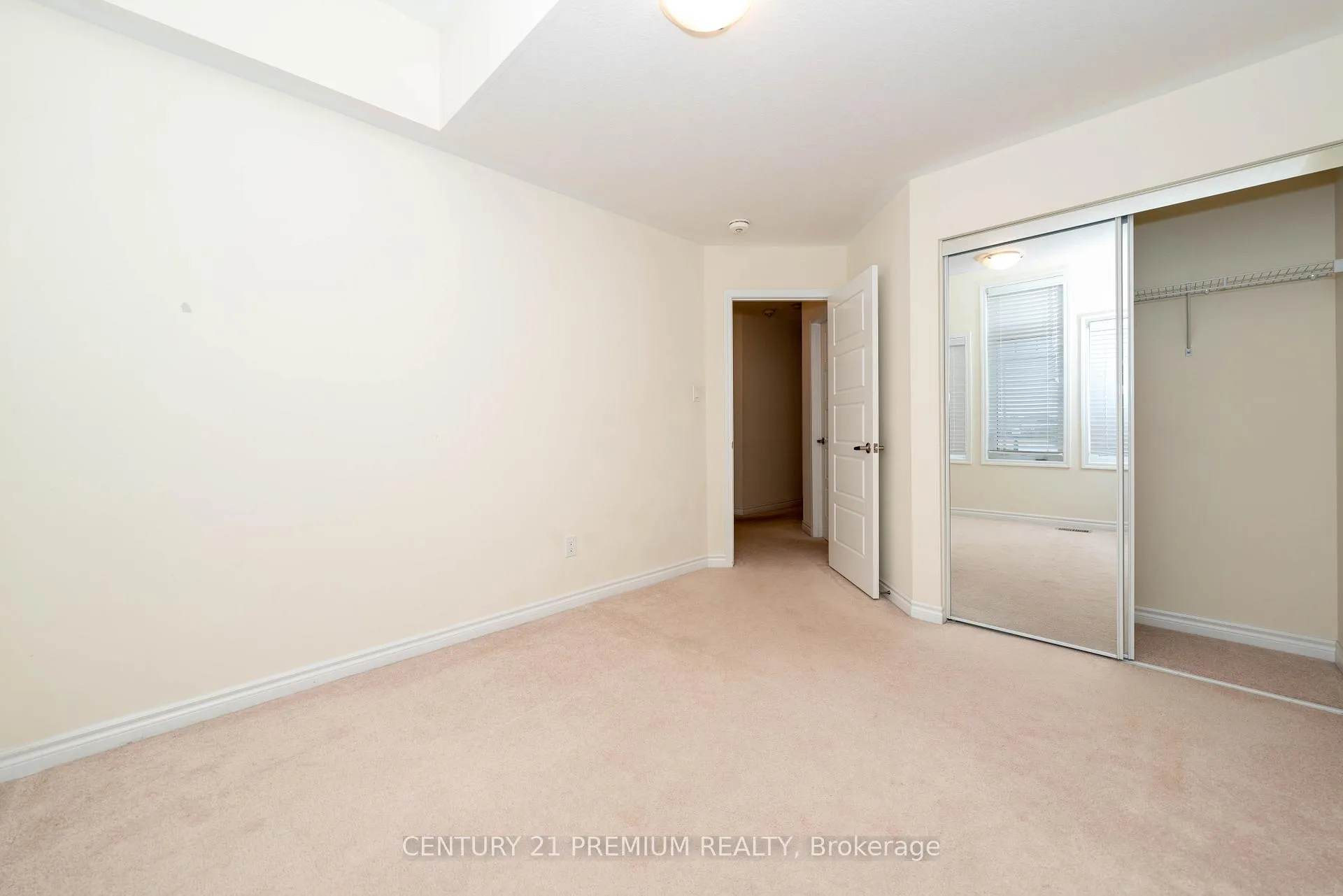 Photo 13 of 685 Doon South Drive, Kitchener — HOMEH