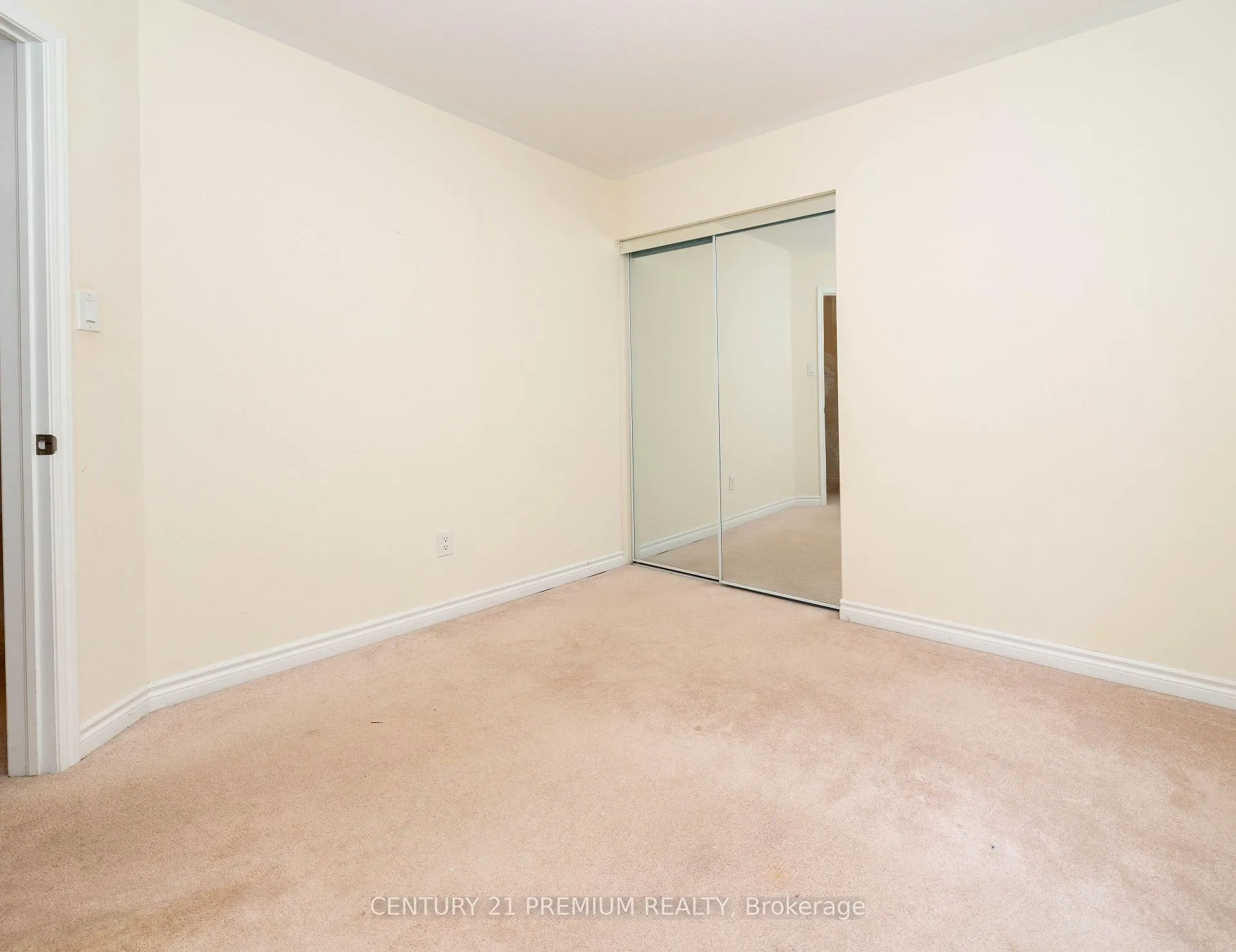 Photo 14 of 685 Doon South Drive, Kitchener — HOMEH