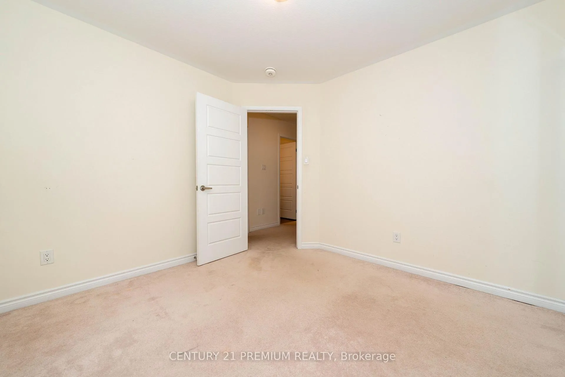 Photo 15 of 685 Doon South Drive, Kitchener — HOMEH