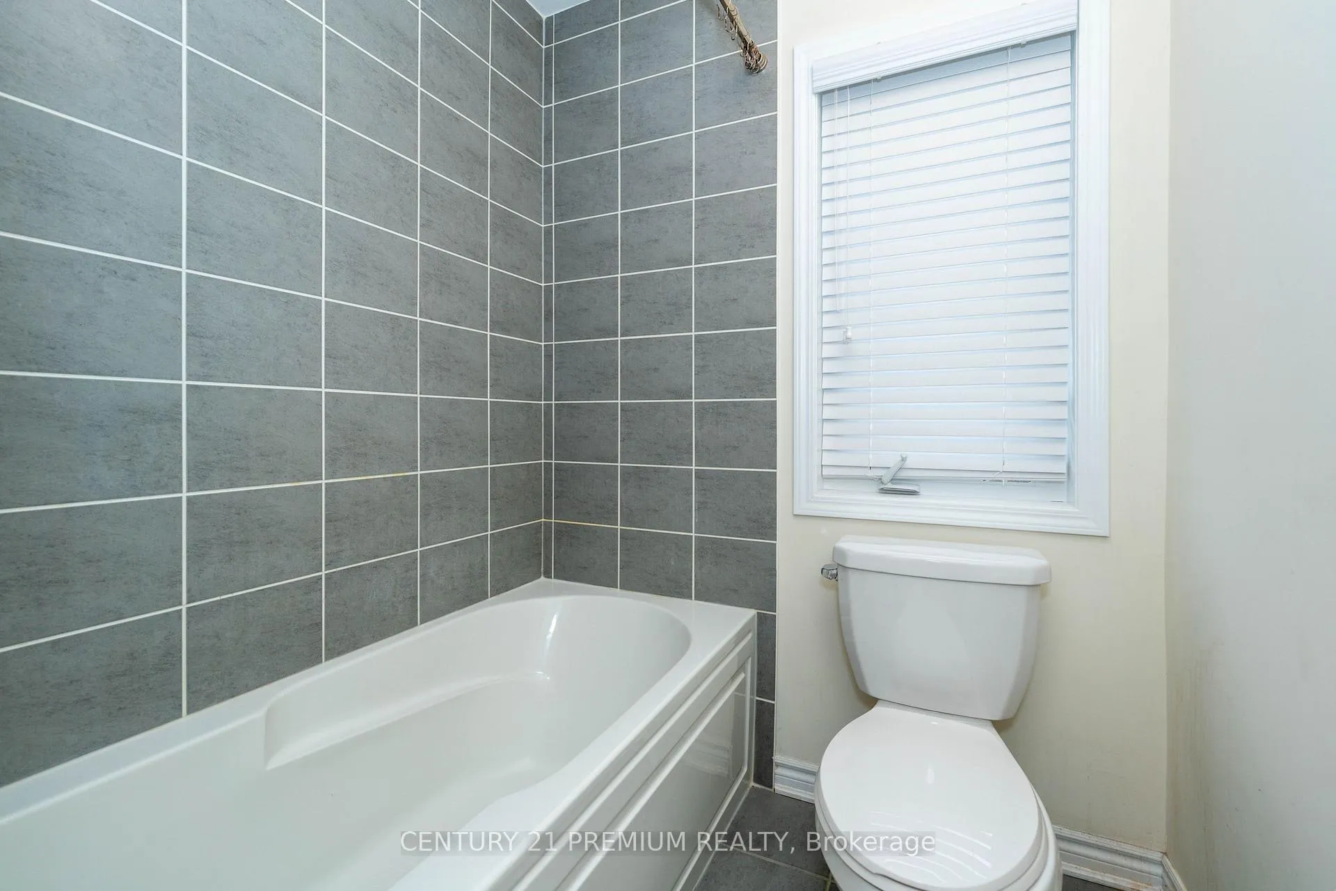Photo 18 of 685 Doon South Drive, Kitchener — HOMEH