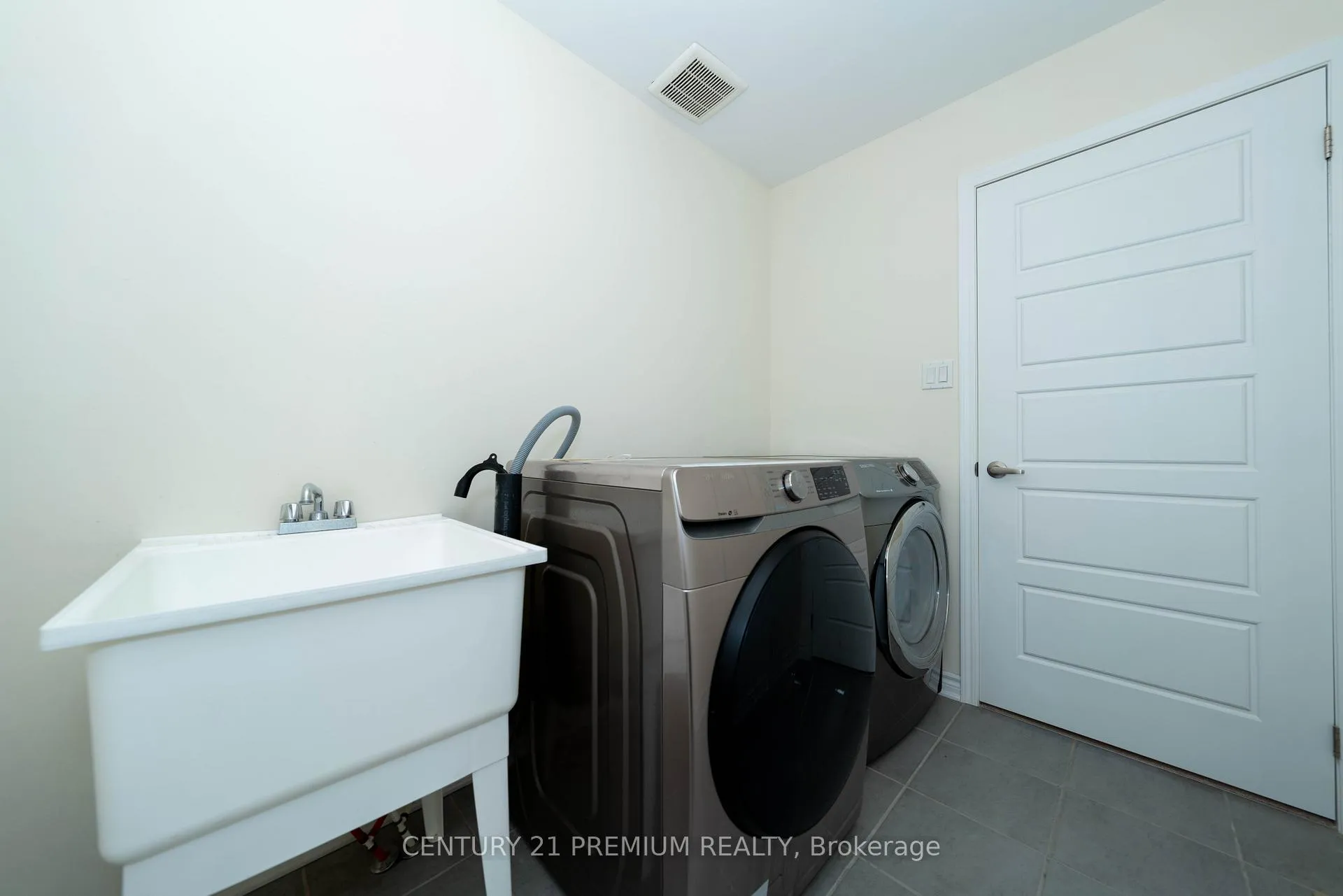 Photo 31 of 685 Doon South Drive, Kitchener — HOMEH