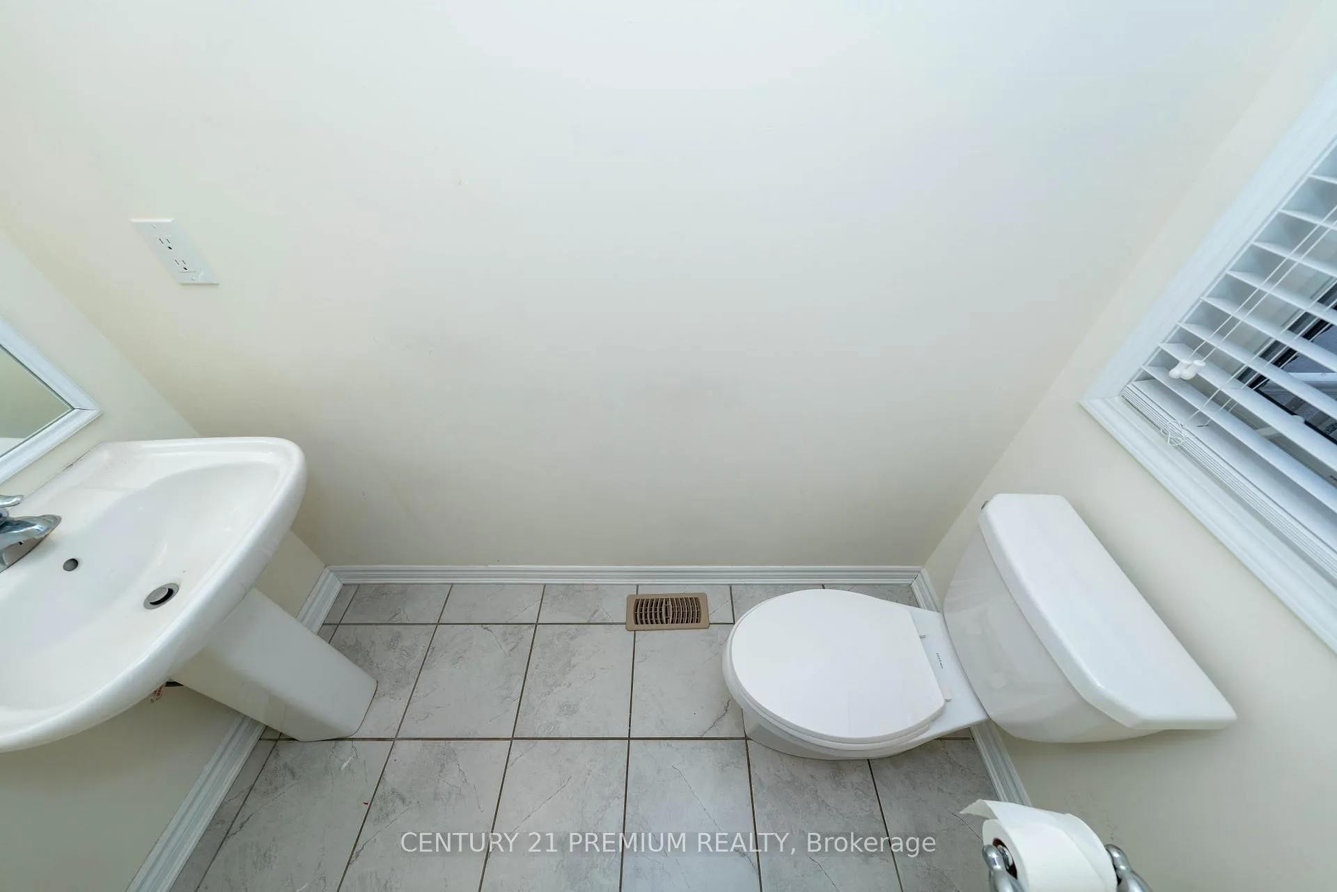 Photo 32 of 685 Doon South Drive, Kitchener — HOMEH