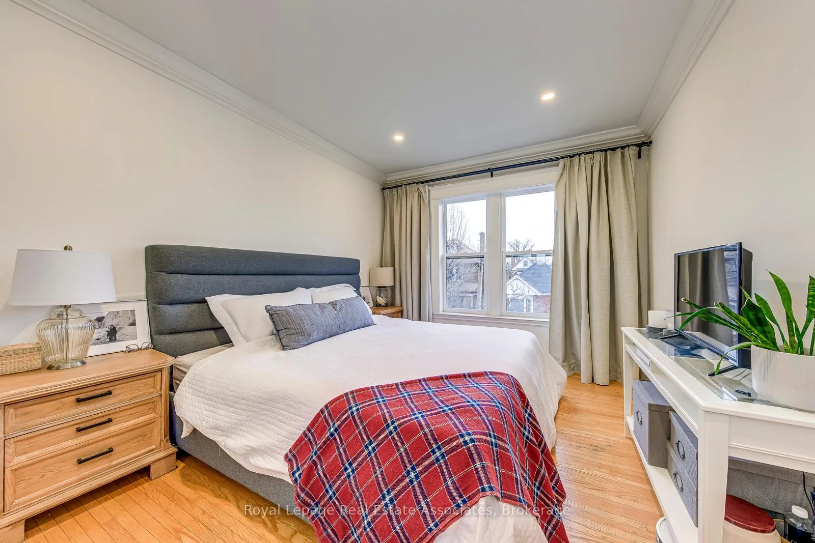 Photo 24 of 23 Fairholt Road N, Hamilton, Stipley — HOMEH