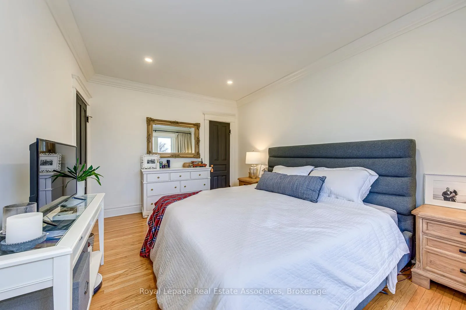 Photo 25 of 23 Fairholt Road N, Hamilton, Stipley — HOMEH