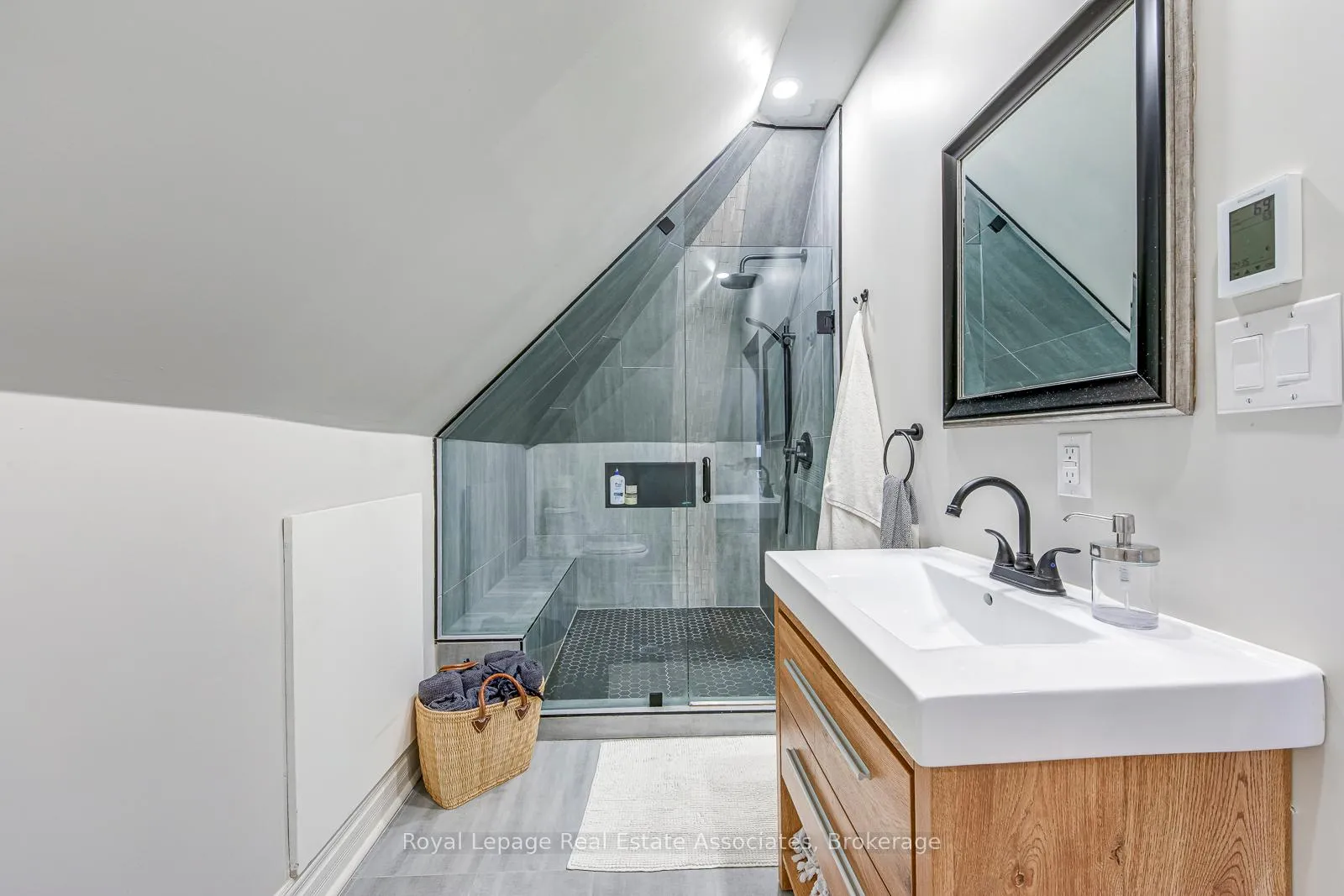 Photo 39 of 23 Fairholt Road N, Hamilton, Stipley — HOMEH