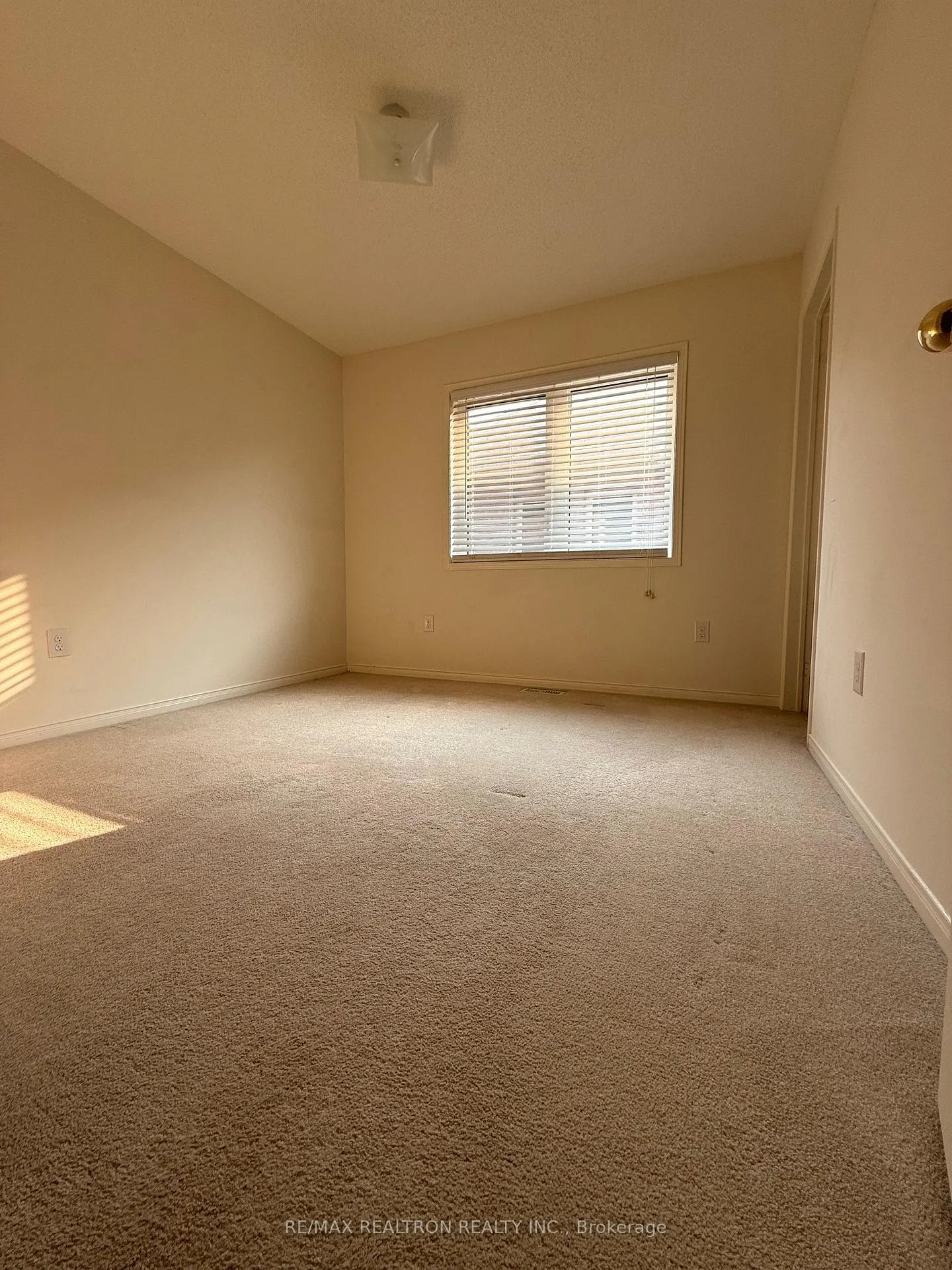 Photo 18 of 45 Skelton Crescent, Ajax, Central East — HOMEH