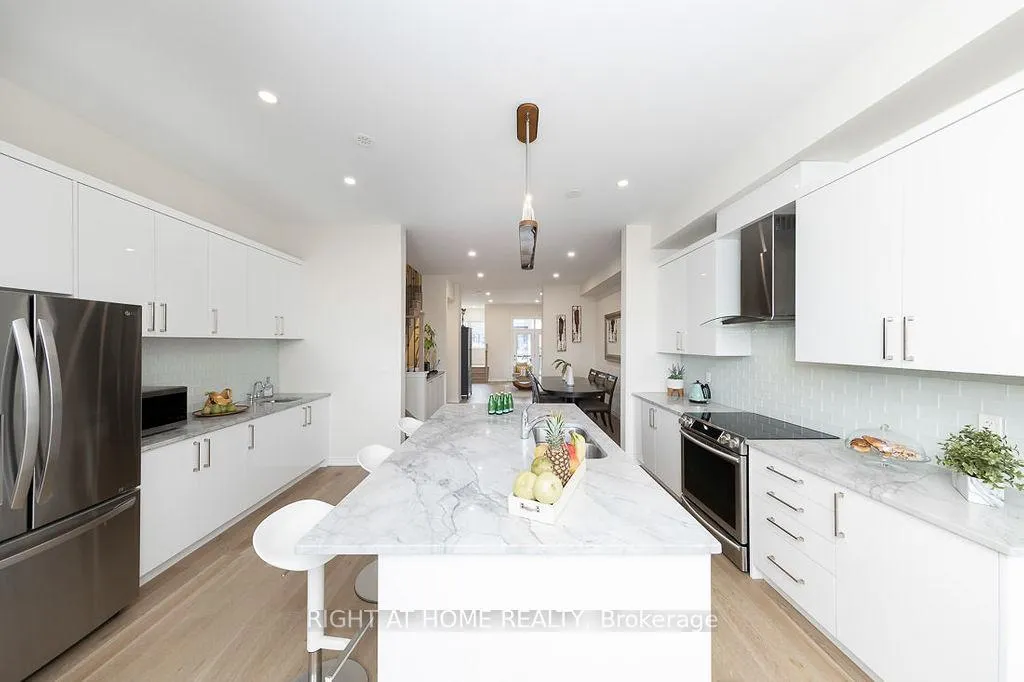 Photo 9 of 190 Golden Trail, Vaughan, Patterson — HOMEH