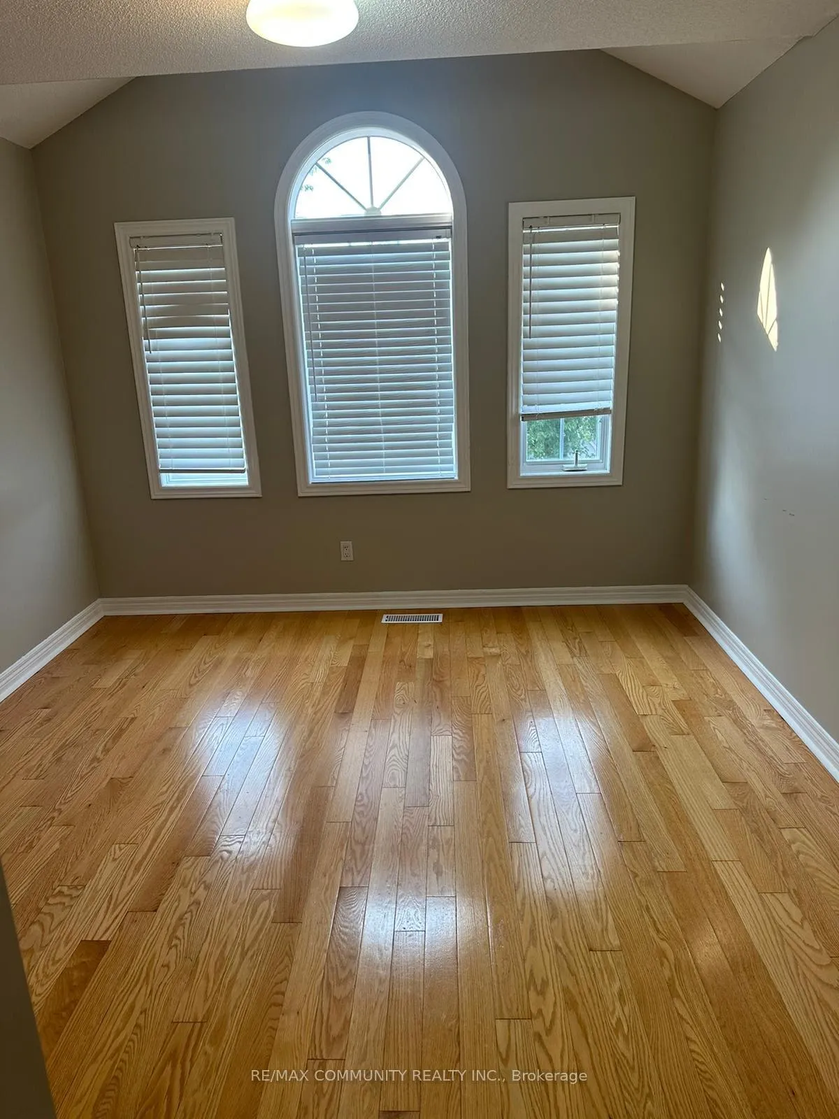 Photo 3 of 736 Swan Place, Pickering, Amberlea — HOMEH