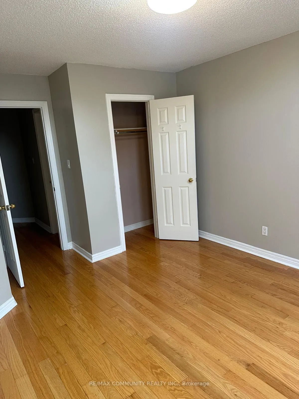 Photo 4 of 736 Swan Place, Pickering, Amberlea — HOMEH