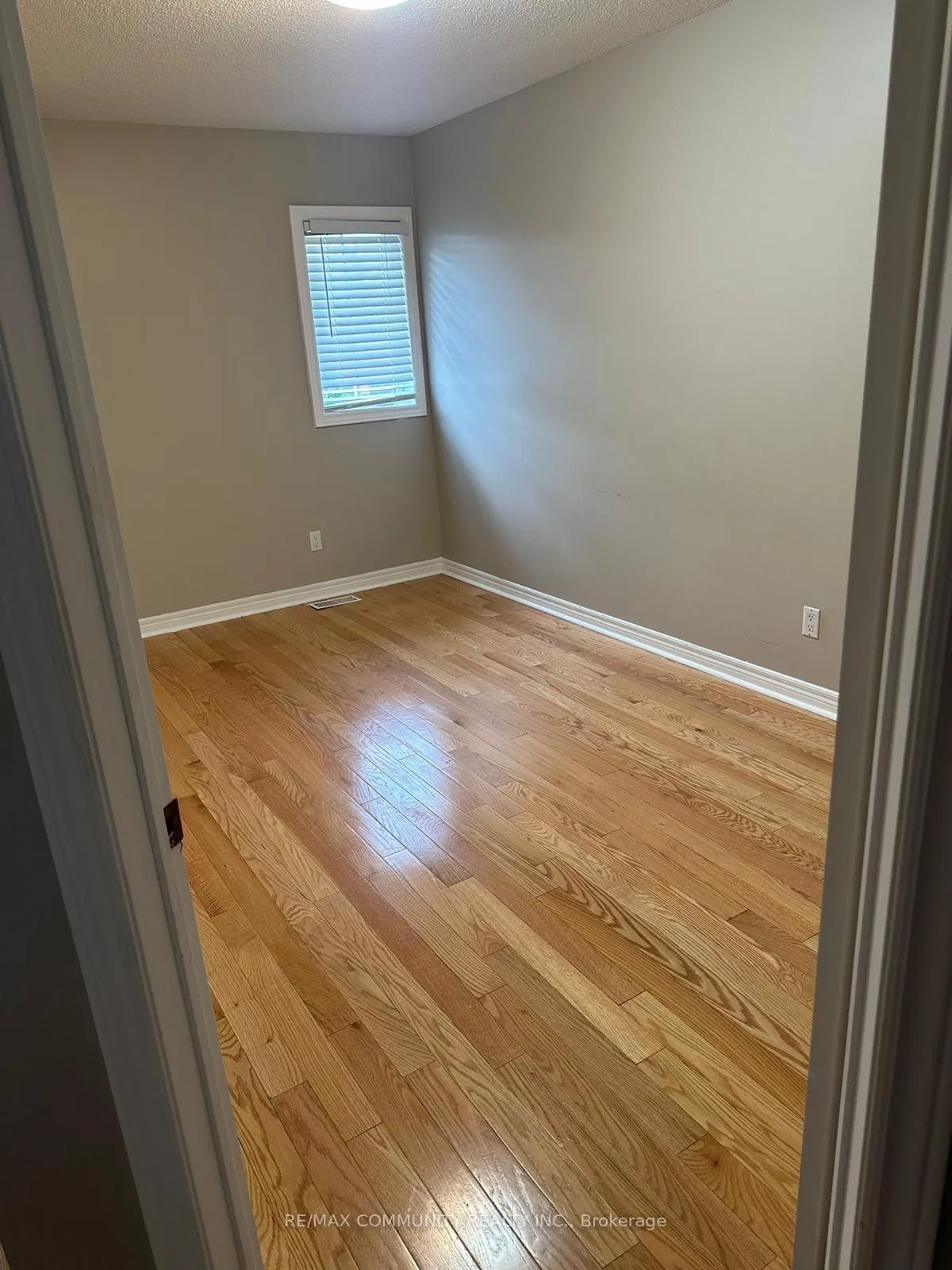Photo 5 of 736 Swan Place, Pickering, Amberlea — HOMEH