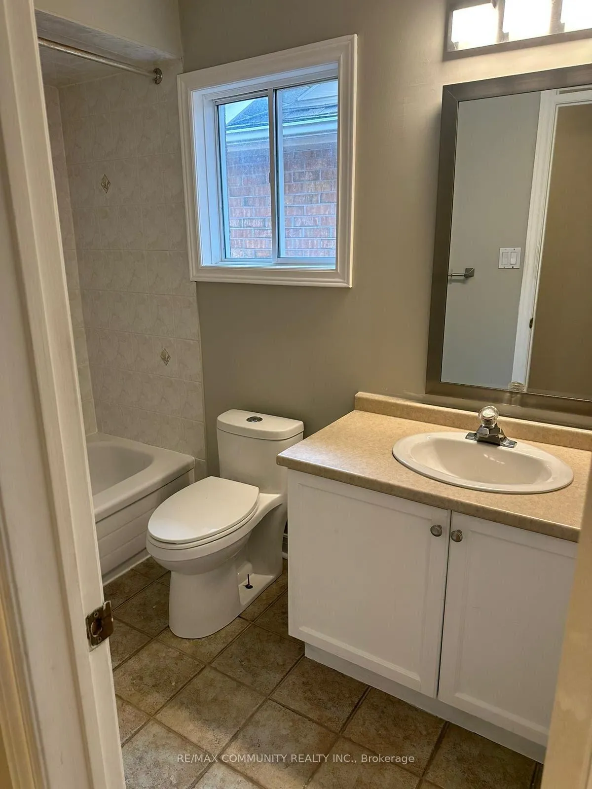 Photo 7 of 736 Swan Place, Pickering, Amberlea — HOMEH
