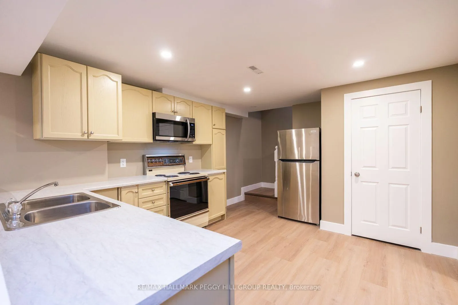 Photo 2 of Unit Lower, 16 Autumn Lane, Barrie, Allandale Heights — HOMEH
