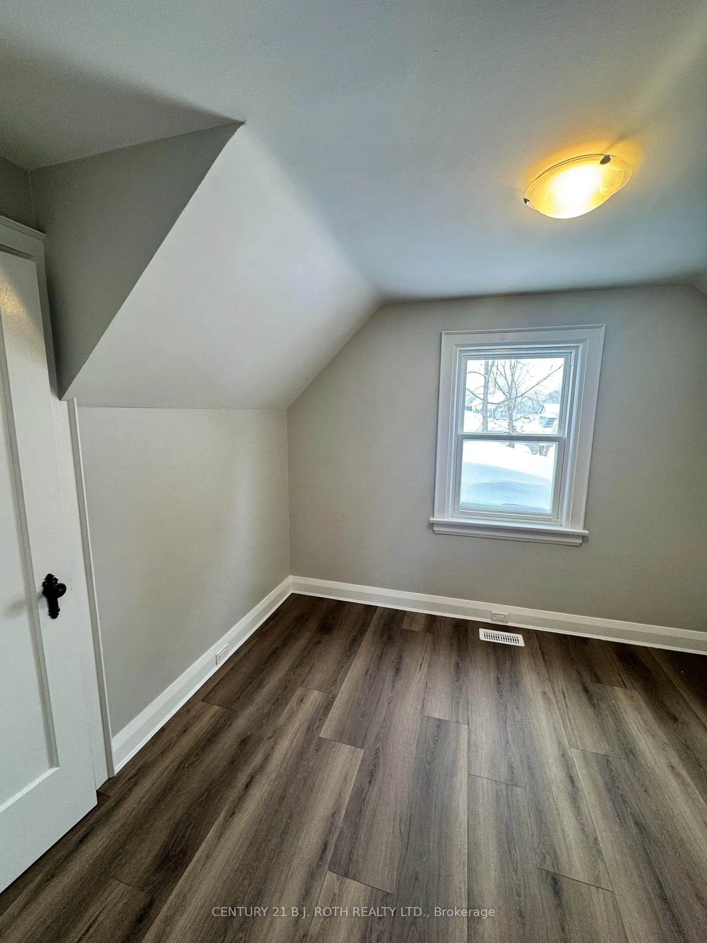Photo 2 of 48 Drury Lane, Barrie, City Centre — HOMEH