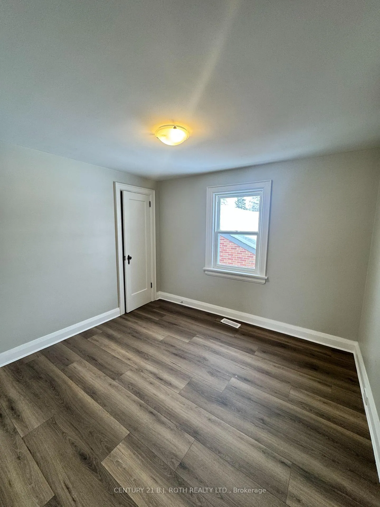 Photo 3 of 48 Drury Lane, Barrie, City Centre — HOMEH