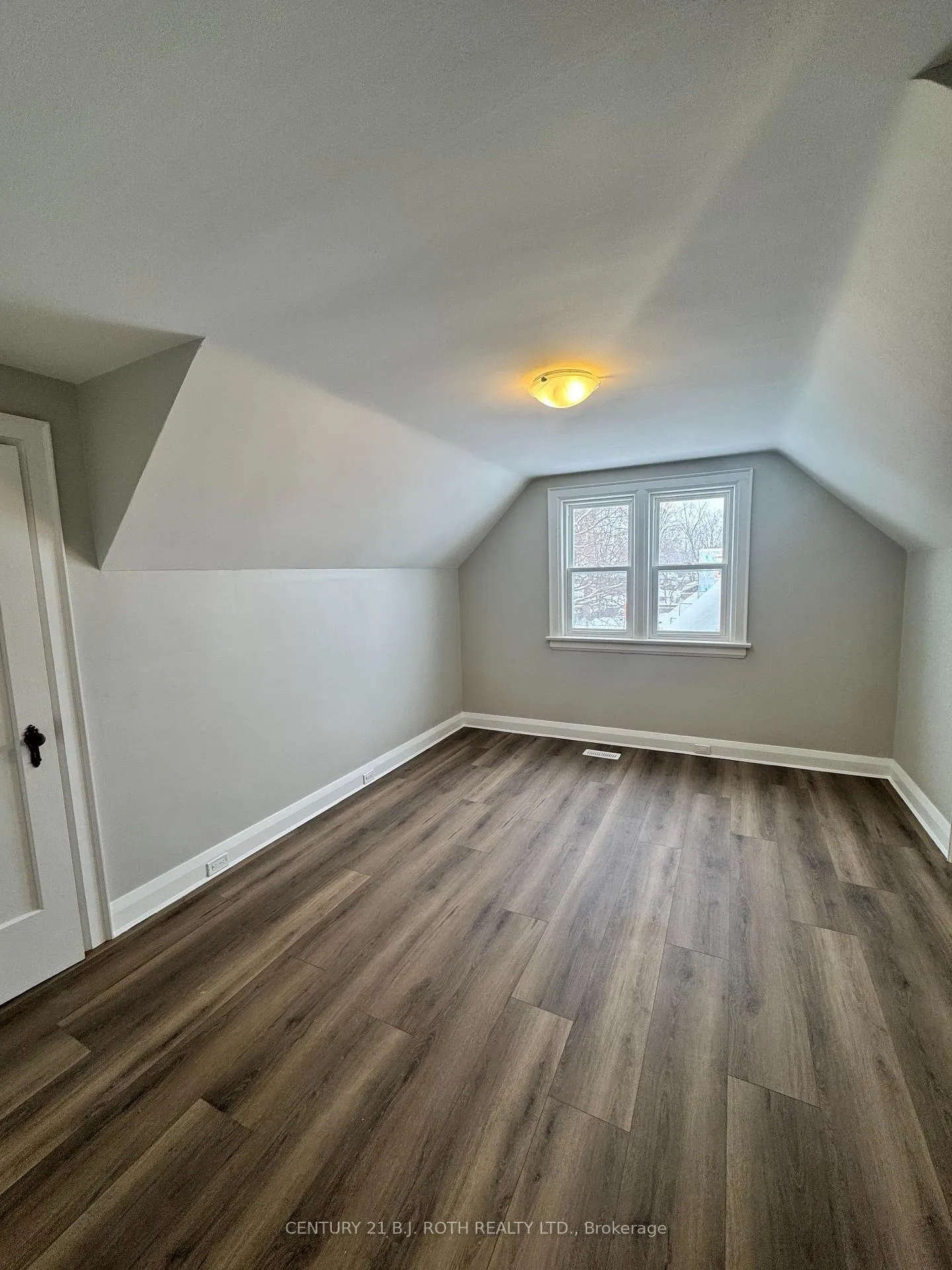 Photo 4 of 48 Drury Lane, Barrie, City Centre — HOMEH