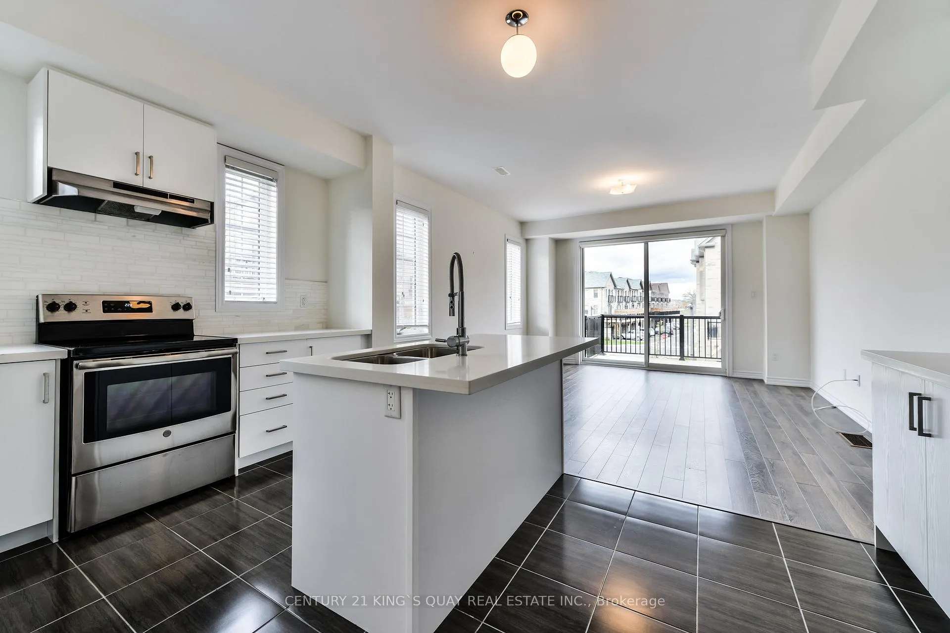 Photo 10 of 104 Frederick Wilson Avenue, Markham, Cornell — HOMEH