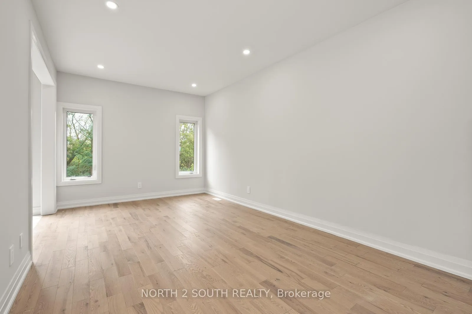 Photo 3 of 21 Virro Court, Vaughan, Elder Mills — HOMEH