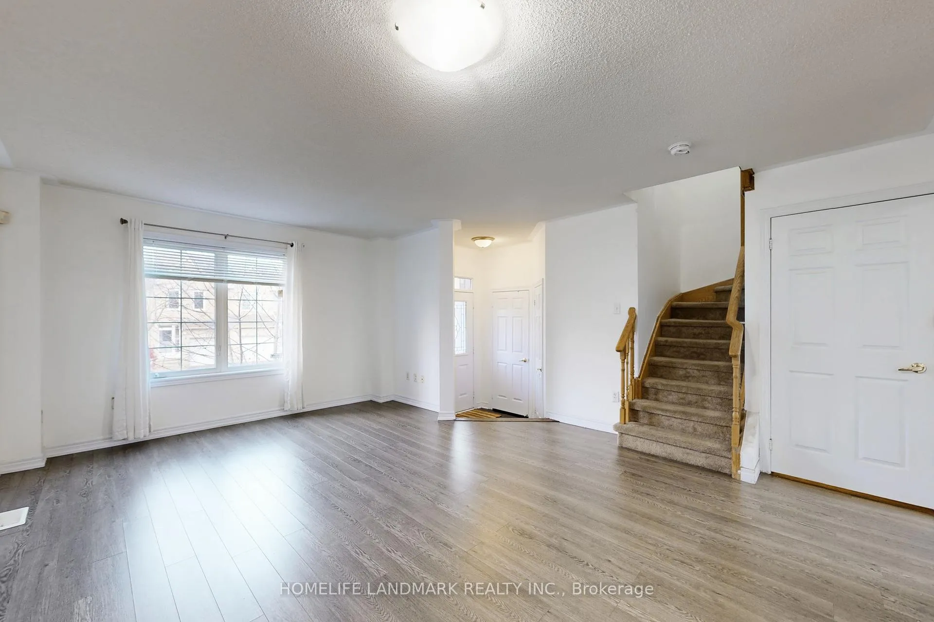 Photo 4 of 108 Sunway Square, Markham, Raymerville — HOMEH