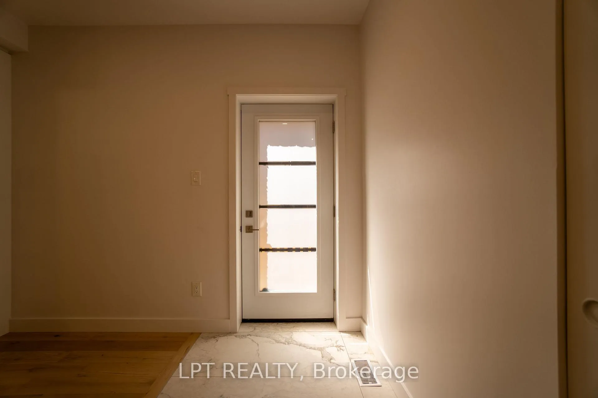 Photo 2 of Unit F, 14 Stevens Avenue, Ottawa, Vanier — HOMEH